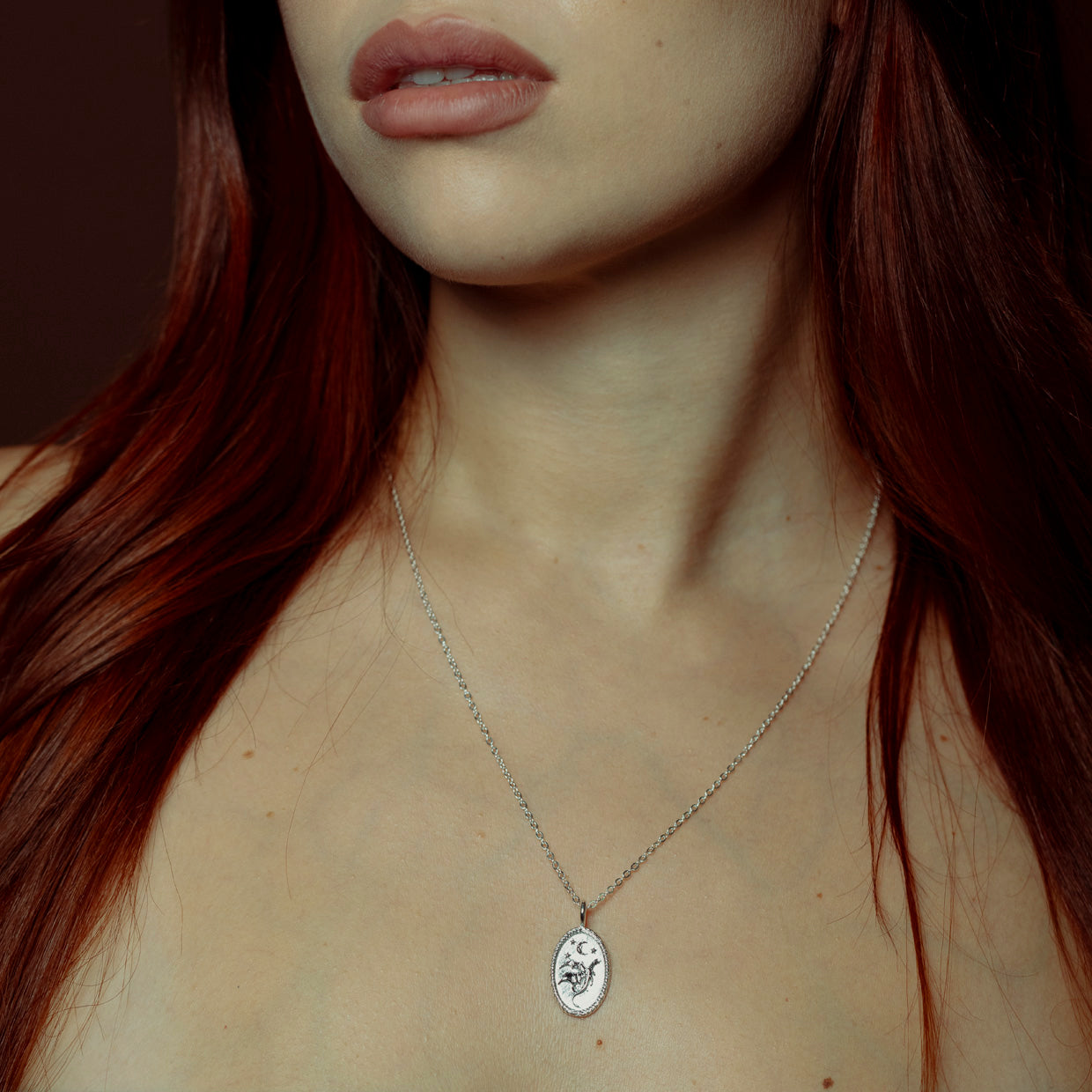 Collar Dragon Silver es una pieza realizada a mano con métodos de joyería tradicional en latón, chapada en plata 925 con una capa protectora que extiende la durabilidad del chapado.