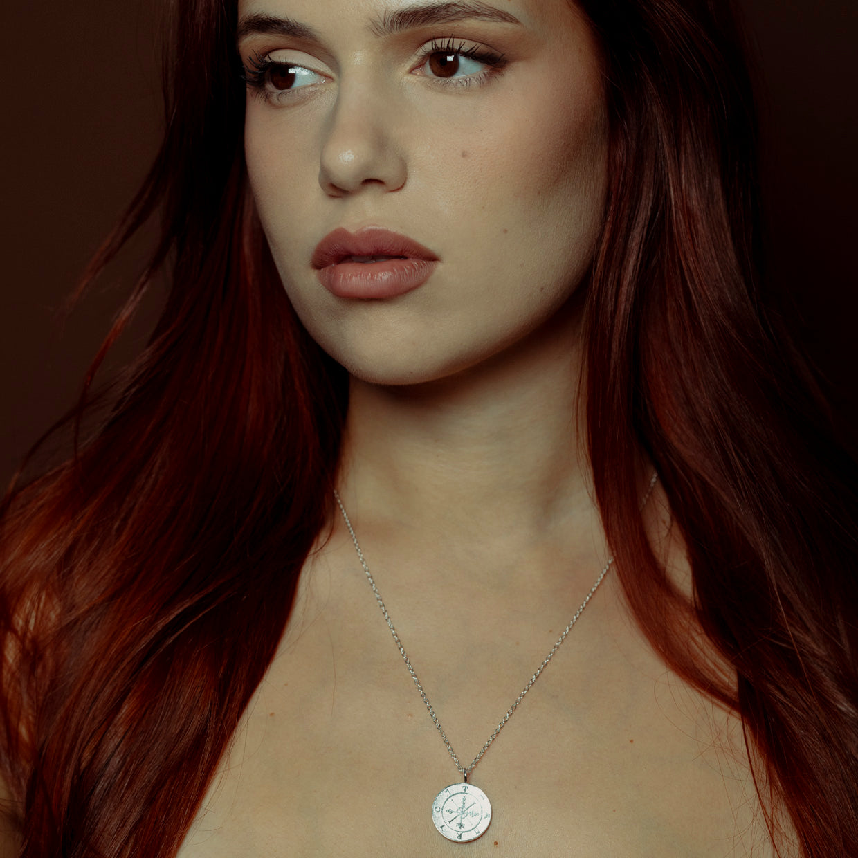 Collar Fortune Silver es una pieza realizada a mano con métodos de joyería tradicional en latón, chapada en plata 925 con una capa protectora que extiende la durabilidad del chapado.
