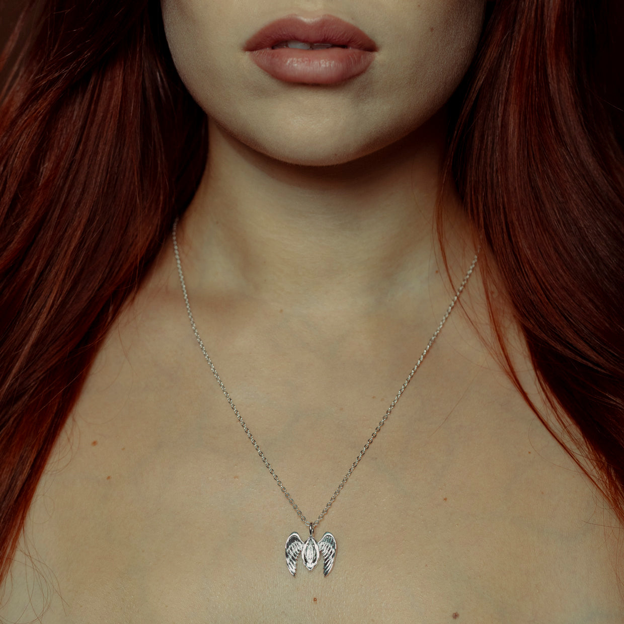 Collar Free V Silver es una pieza realizada a mano con métodos de joyería tradicional en latón, chapada en plata 925 con una capa protectora que extiende la durabilidad del chapado.