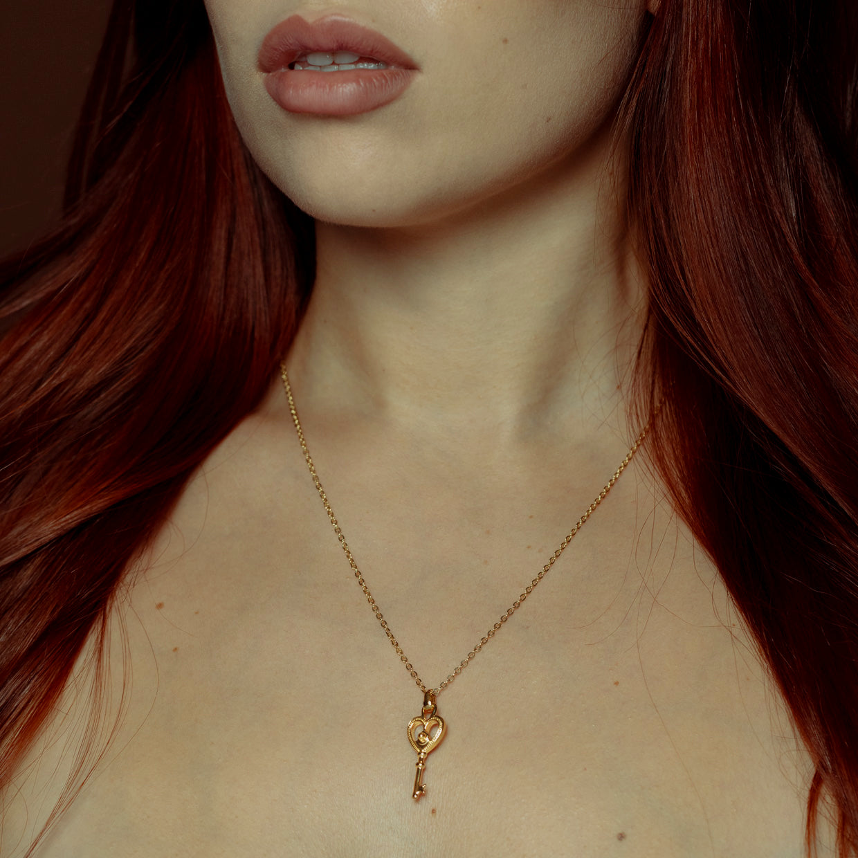 Collar Kingdom Fem Gold es una pieza realizada a mano con métodos de joyería tradicional en latón, chapada en oro de 24k con una capa protectora que extiende la durabilidad del chapado.