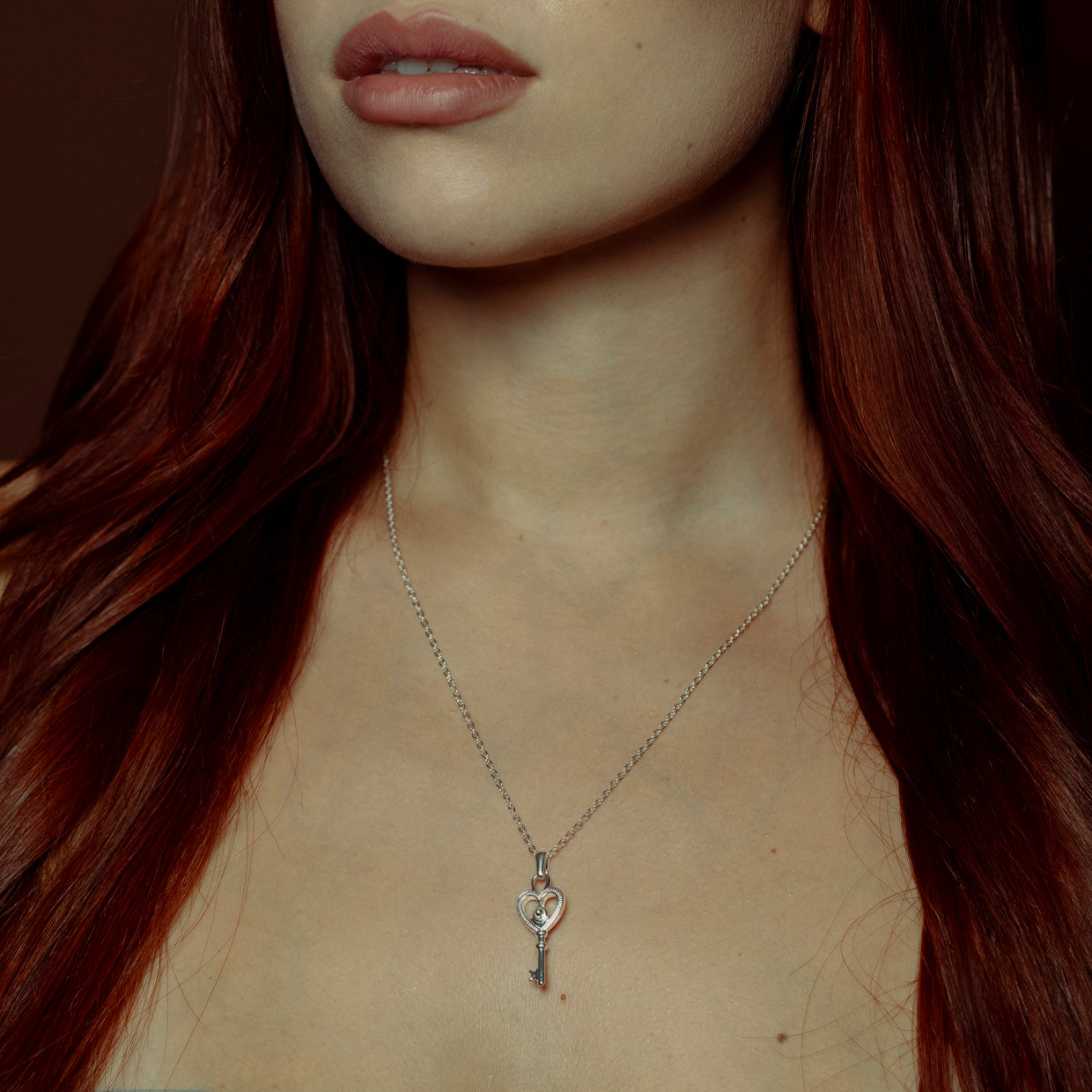 Collar Kingdom Fem Silver es una pieza realizada a mano con métodos de joyería tradicional en latón, chapada en plata 925 con una capa protectora que extiende la durabilidad del chapado.