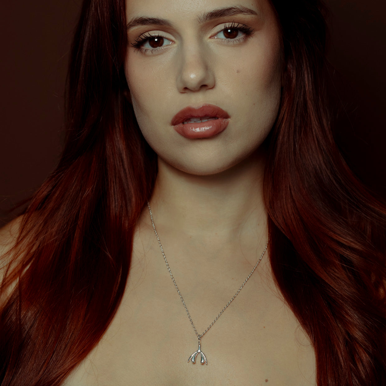 Collar Magic C Silver es una pieza realizada a mano con métodos de joyería tradicional en latón, chapada en plata 925 con una capa protectora que extiende la durabilidad del chapado.