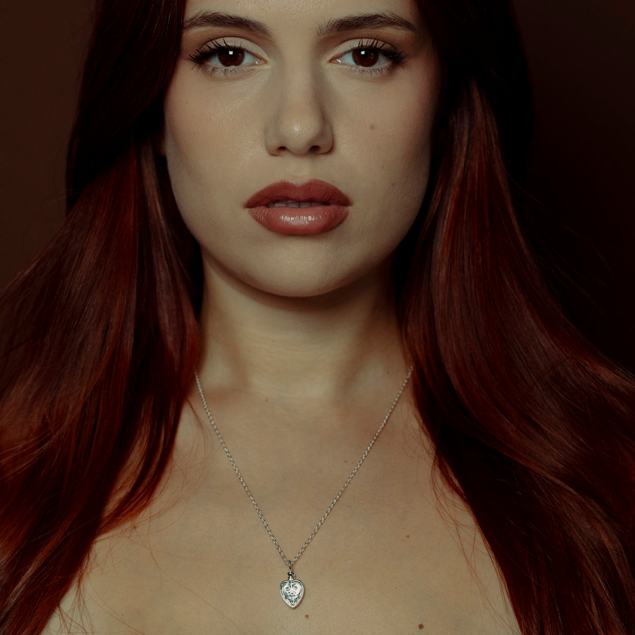 Collar Poison Silver es una pieza realizada a mano con métodos de joyería tradicional en latón, chapada en plata 925 con una capa protectora que extiende la durabilidad del chapado.