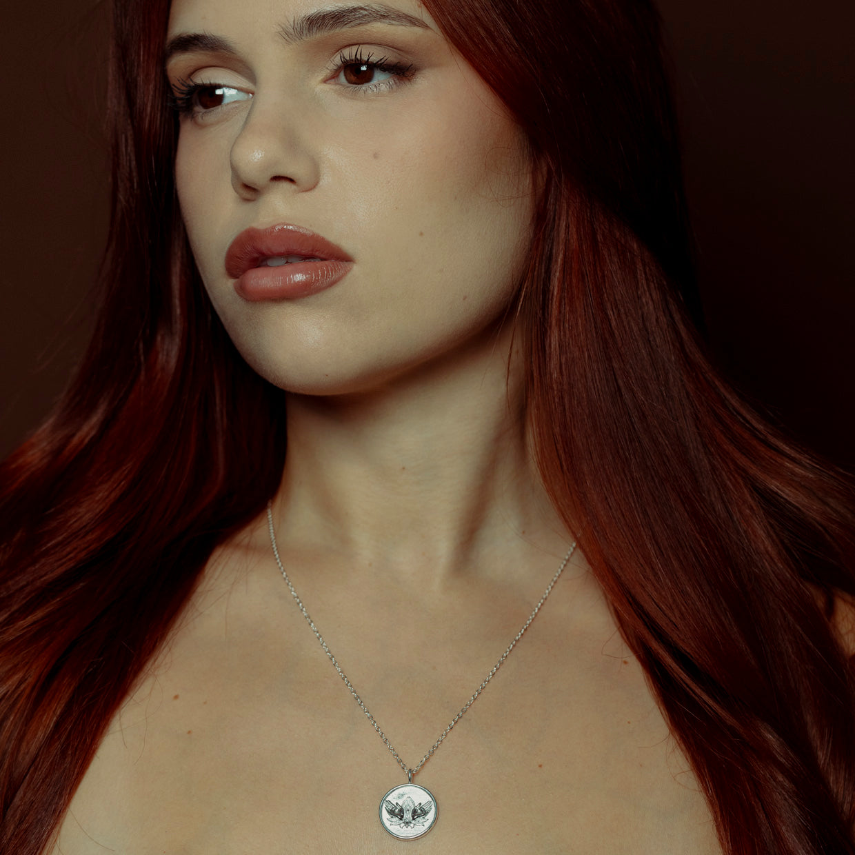 Collar Sacred Lotus Silver es una pieza realizada a mano con métodos de joyería tradicional en latón, chapada en plata 925 con una capa protectora que extiende la durabilidad del chapado.