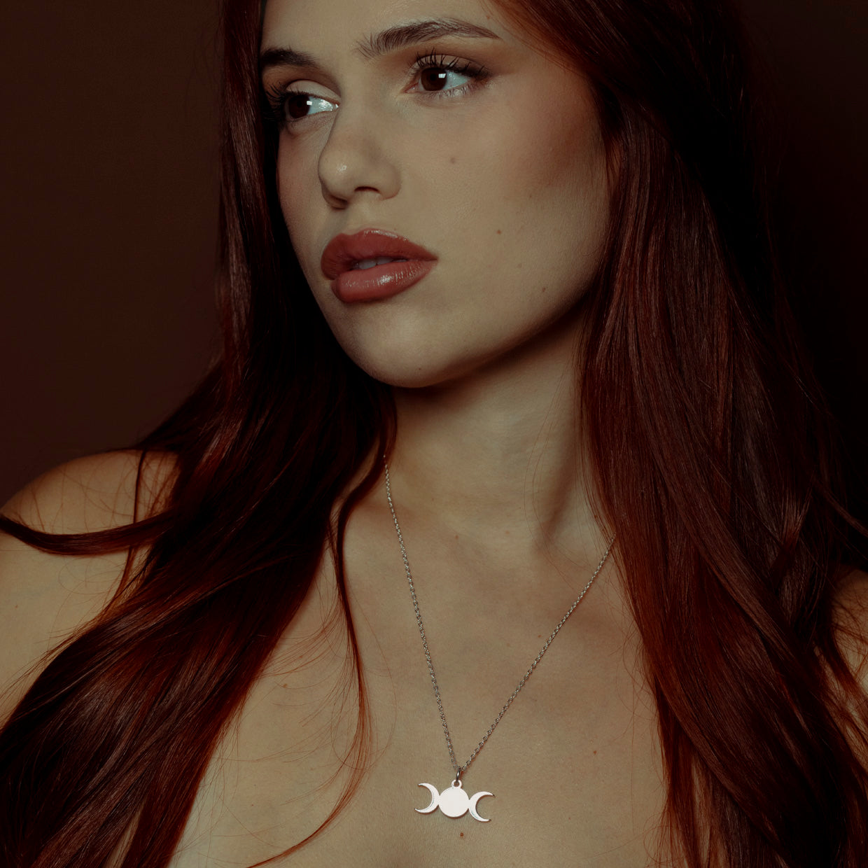 Collar Triple Diosa Silver es una pieza realizada a mano con métodos de joyería tradicional en latón, chapada en plata 925 con una capa protectora que extiende la durabilidad del chapado.