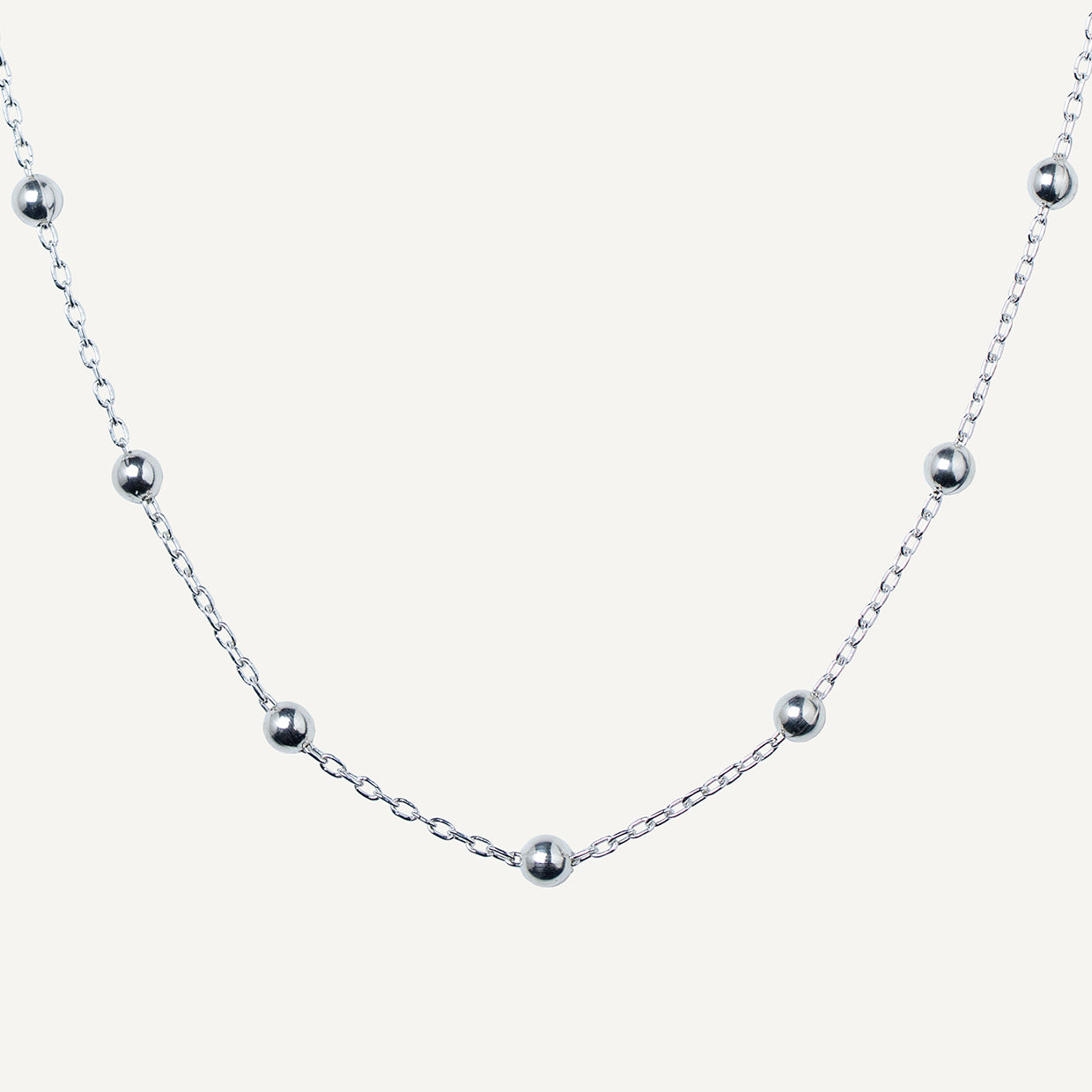 Cadena Forzada 925 es una pieza realizada a mano con métodos de joyería tradicional en Plata de ley 925, los acabados de siempre, cuidando de cada detalle, pero creadas con Plata 925 que asegura la vida infinita de tus amuletos.