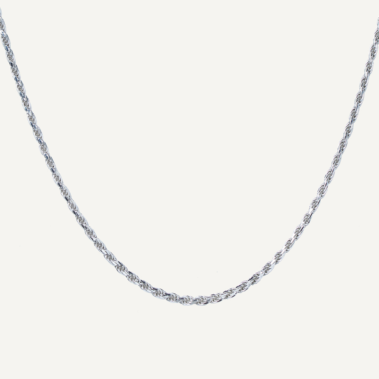 Cadena Cordón 925 es una pieza realizada a mano con métodos de joyería tradicional en Plata de ley 925, los acabados de siempre, cuidando de cada detalle, pero creadas con Plata 925 que asegura la vida infinita de tus amuletos.