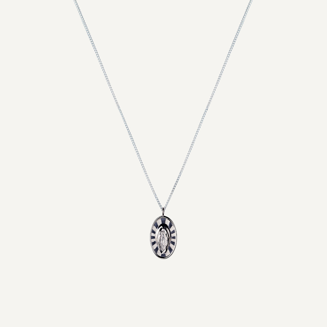 Collar Holy V 925 es una pieza realizada a mano con métodos de joyería tradicional en Plata de ley 925, los acabados de siempre, cuidando de cada detalle, pero creadas con Plata 925 que asegura la vida infinita de tus amuletos.
