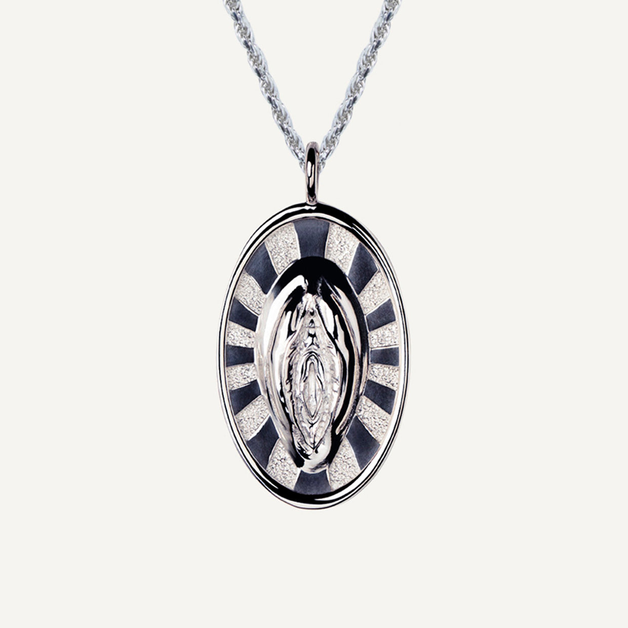 Collar Holy V 925 es una pieza realizada a mano con métodos de joyería tradicional en Plata de ley 925, los acabados de siempre, cuidando de cada detalle, pero creadas con Plata 925 que asegura la vida infinita de tus amuletos.