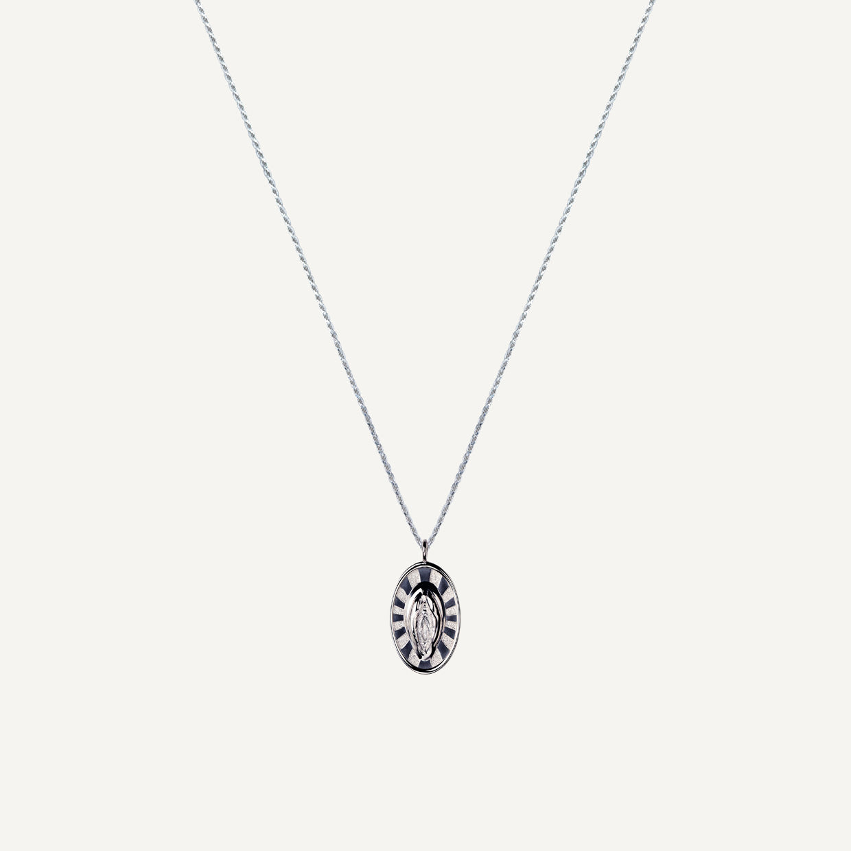Collar Holy V 925 es una pieza realizada a mano con métodos de joyería tradicional en Plata de ley 925, los acabados de siempre, cuidando de cada detalle, pero creadas con Plata 925 que asegura la vida infinita de tus amuletos.
