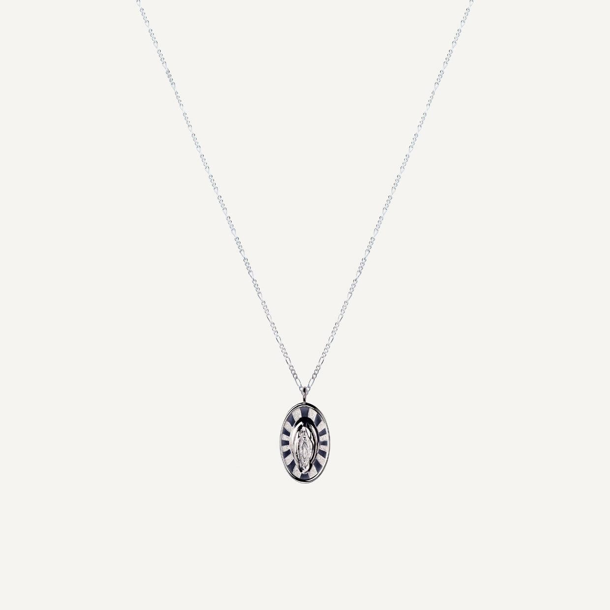 Collar Holy V 925 es una pieza realizada a mano con métodos de joyería tradicional en Plata de ley 925, los acabados de siempre, cuidando de cada detalle, pero creadas con Plata 925 que asegura la vida infinita de tus amuletos.
