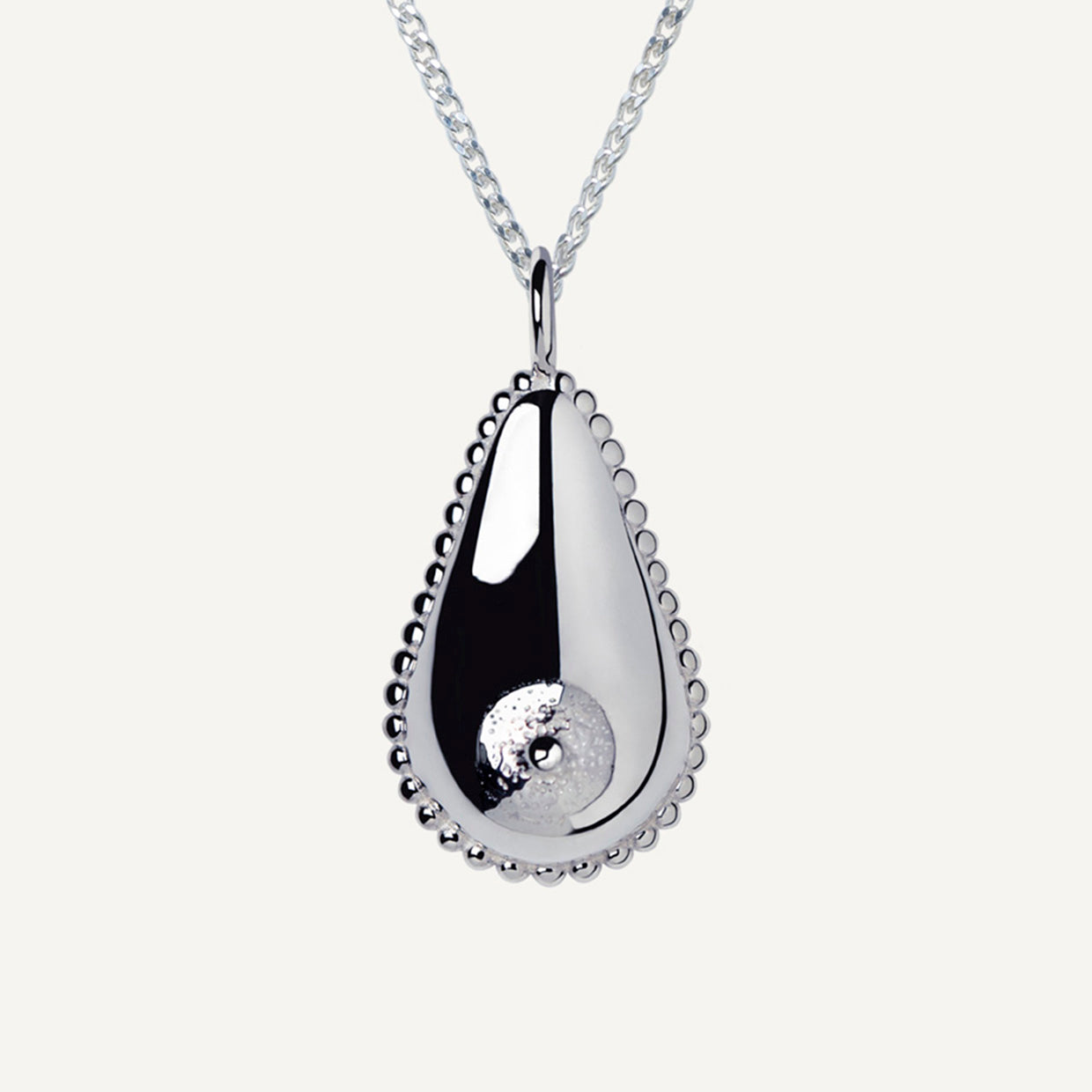 Collar Libre 925 es una pieza realizada a mano con métodos de joyería tradicional en Plata de ley 925, los acabados de siempre, cuidando de cada detalle, pero creadas con Plata 925 que asegura la vida infinita de tus amuletos.