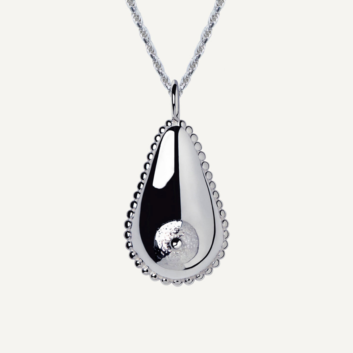 Collar Libre 925 es una pieza realizada a mano con métodos de joyería tradicional en Plata de ley 925, los acabados de siempre, cuidando de cada detalle, pero creadas con Plata 925 que asegura la vida infinita de tus amuletos.