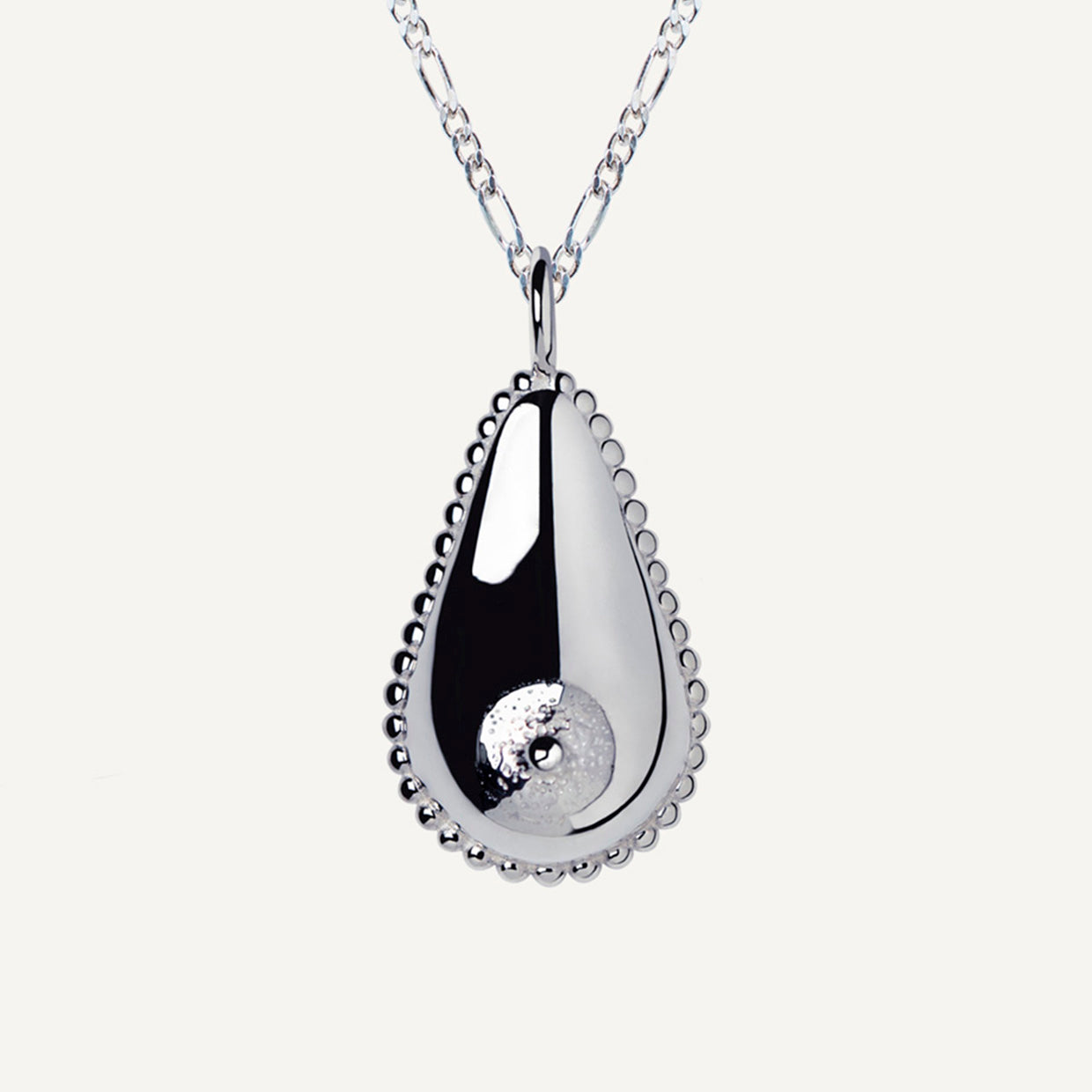 Collar Libre 925 es una pieza realizada a mano con métodos de joyería tradicional en Plata de ley 925, los acabados de siempre, cuidando de cada detalle, pero creadas con Plata 925 que asegura la vida infinita de tus amuletos.