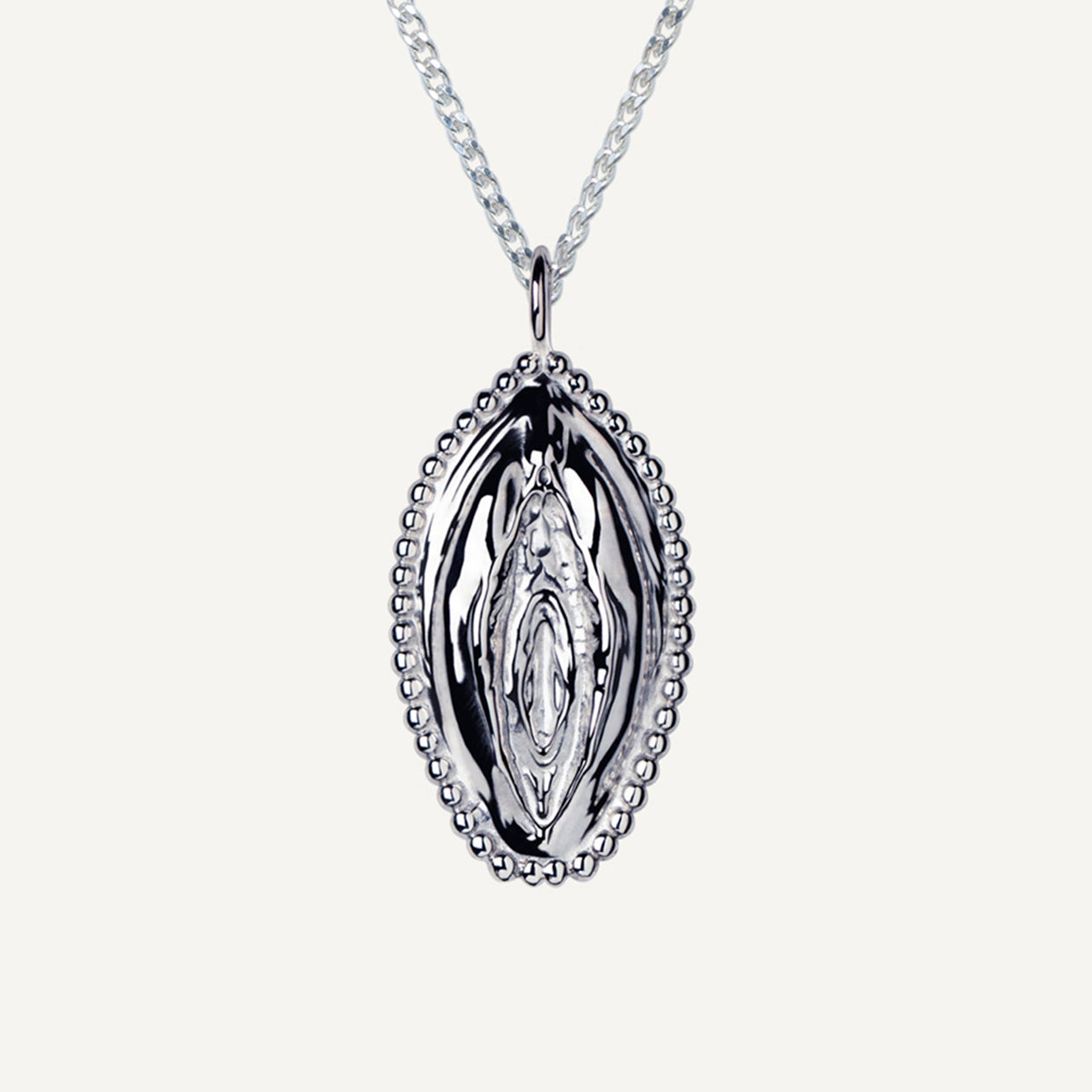 Collar V Bold 925 es una pieza realizada a mano con métodos de joyería tradicional en Plata de ley 925, los acabados de siempre, cuidando de cada detalle, pero creadas con Plata 925 que asegura la vida infinita de tus amuletos.