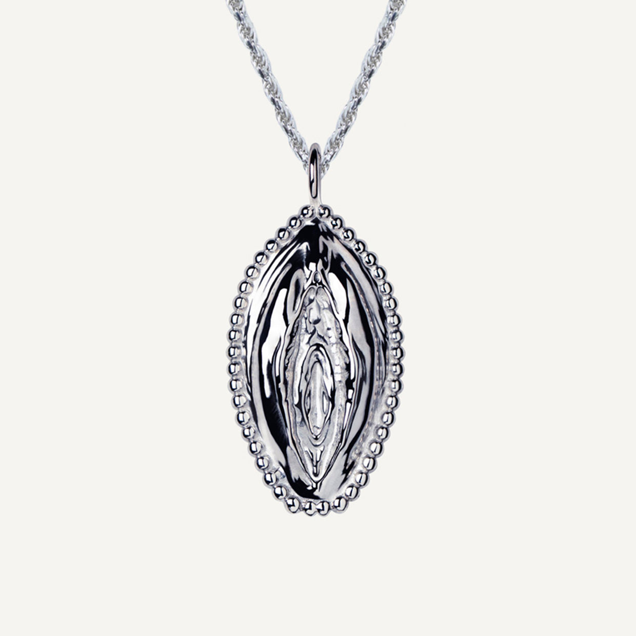 Collar V Bold 925 es una pieza realizada a mano con métodos de joyería tradicional en Plata de ley 925, los acabados de siempre, cuidando de cada detalle, pero creadas con Plata 925 que asegura la vida infinita de tus amuletos.