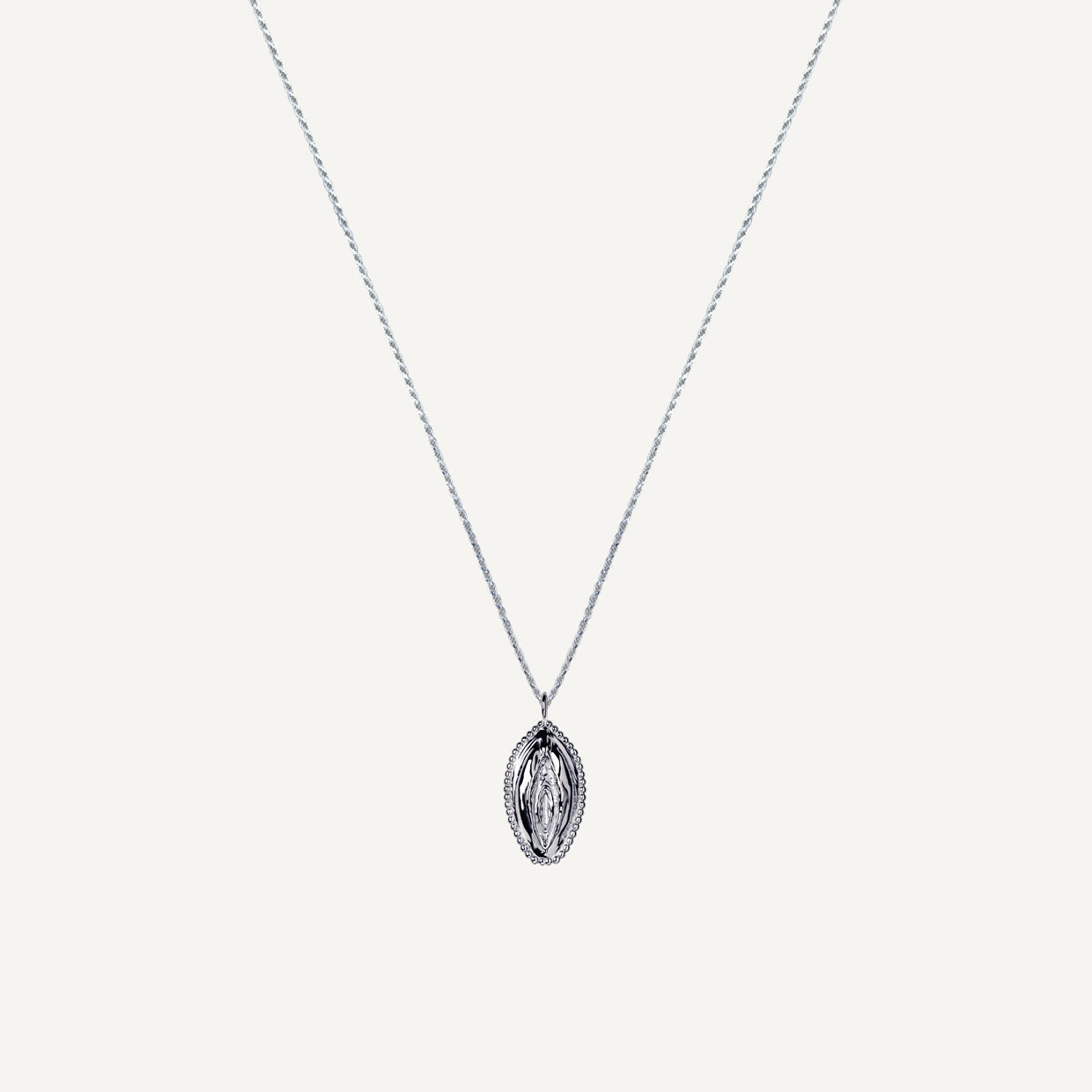 Collar V Bold 925 es una pieza realizada a mano con métodos de joyería tradicional en Plata de ley 925, los acabados de siempre, cuidando de cada detalle, pero creadas con Plata 925 que asegura la vida infinita de tus amuletos.