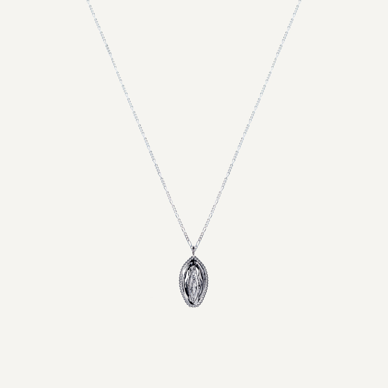 Collar V Bold 925 es una pieza realizada a mano con métodos de joyería tradicional en Plata de ley 925, los acabados de siempre, cuidando de cada detalle, pero creadas con Plata 925 que asegura la vida infinita de tus amuletos.