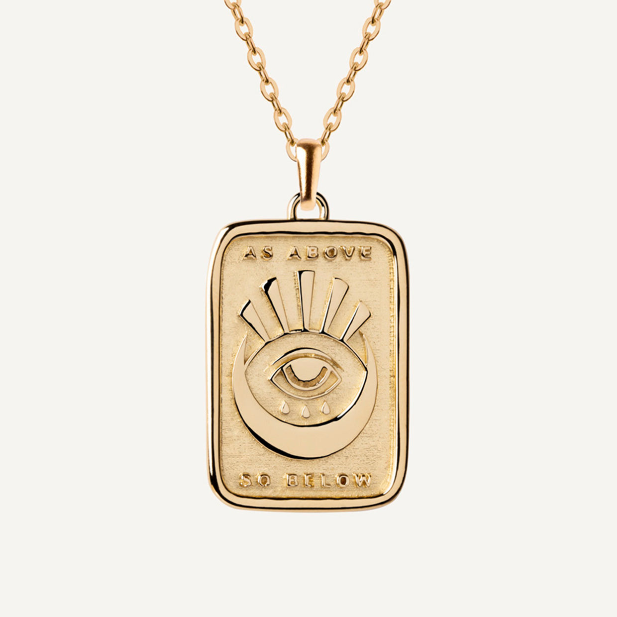 Collar As above so below Gold es una pieza realizada a mano con métodos de joyería tradicional en latón, chapada en oro de 24k con una capa protectora que extiende la durabilidad del chapado.