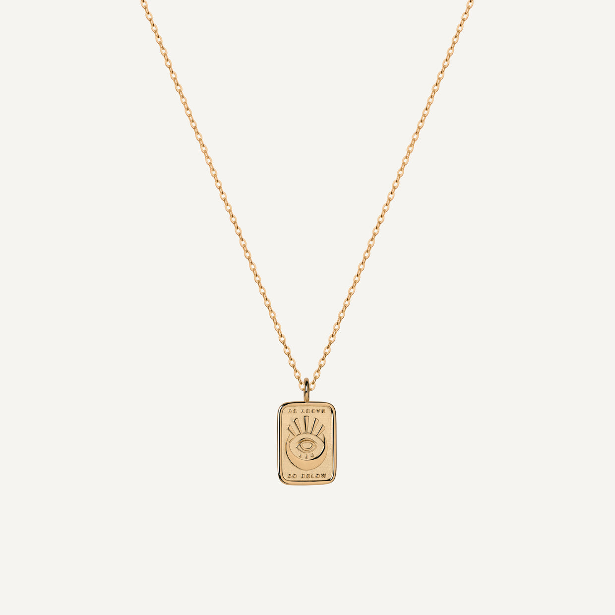Collar As above so below Gold es una pieza realizada a mano con métodos de joyería tradicional en latón, chapada en oro de 24k con una capa protectora que extiende la durabilidad del chapado.