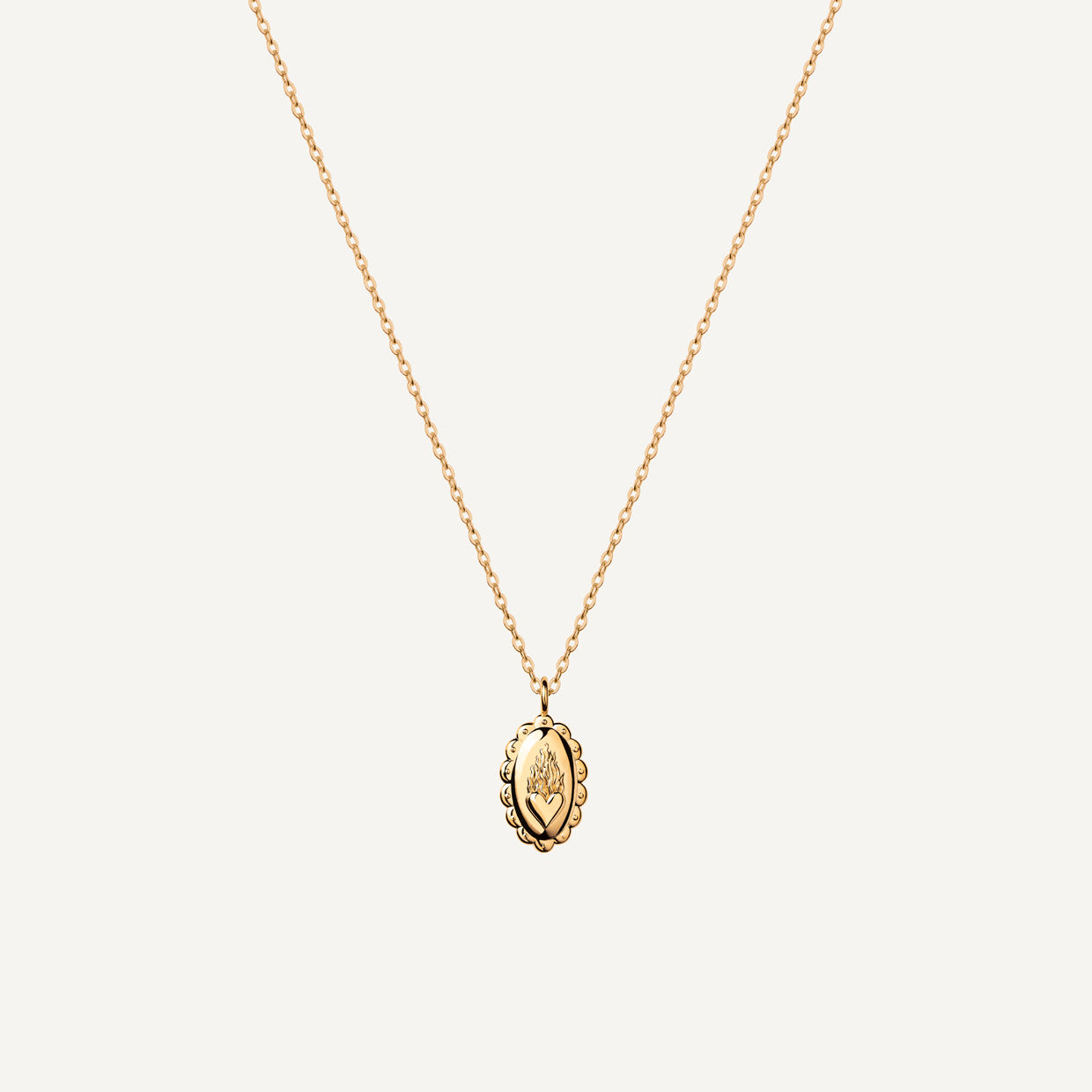 Collar Arde Gold es una pieza realizada a mano con métodos de joyería tradicional en latón, chapada en oro de 24k con una capa protectora que extiende la durabilidad del chapado.