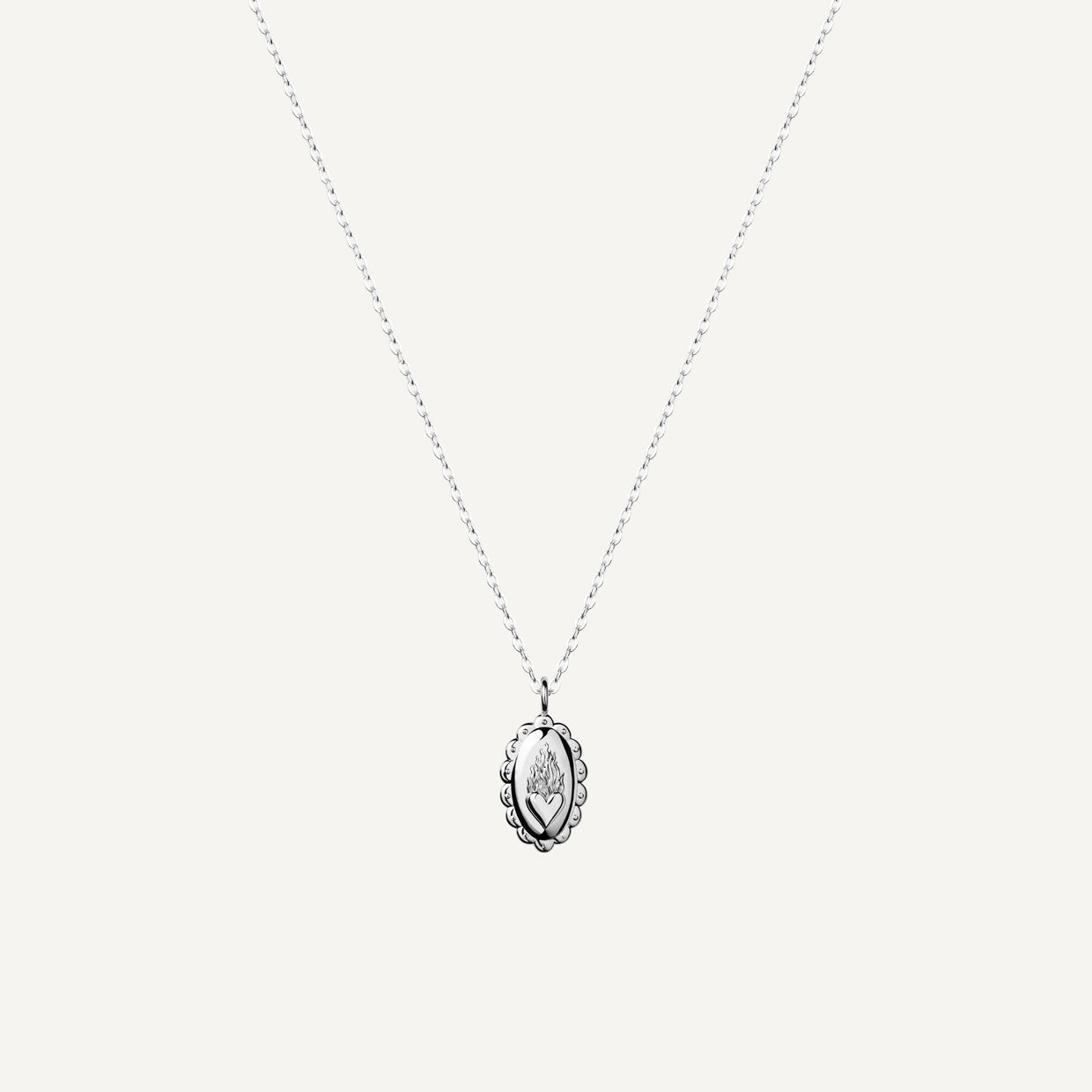 Collar Arde; Silver es una pieza realizada a mano con métodos de joyería tradicional en latón, chapada en plata 925 con una capa protectora que extiende la durabilidad del chapado.