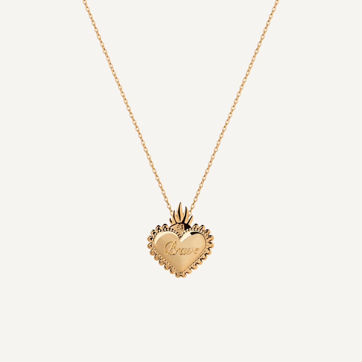 Collar Coraje Gold es una pieza realizada a mano con métodos de joyería tradicional en latón, chapada en oro de 24k con una capa protectora que extiende la durabilidad del chapado.