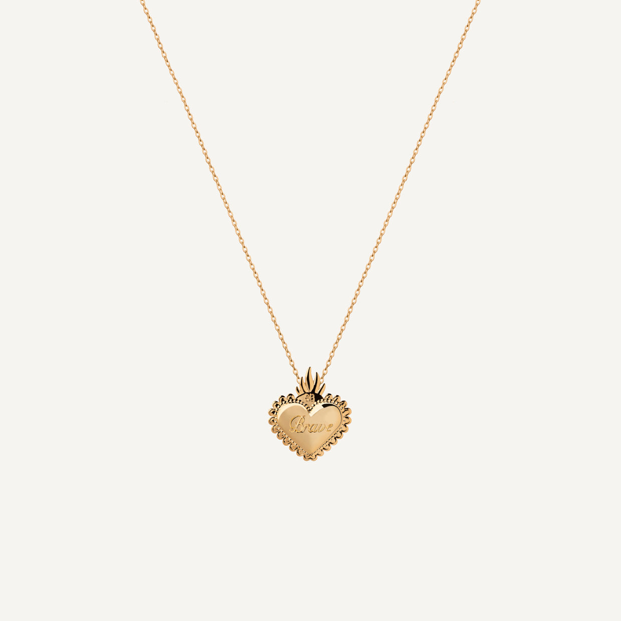 Collar Coraje Gold es una pieza realizada a mano con métodos de joyería tradicional en latón, chapada en oro de 24k con una capa protectora que extiende la durabilidad del chapado.