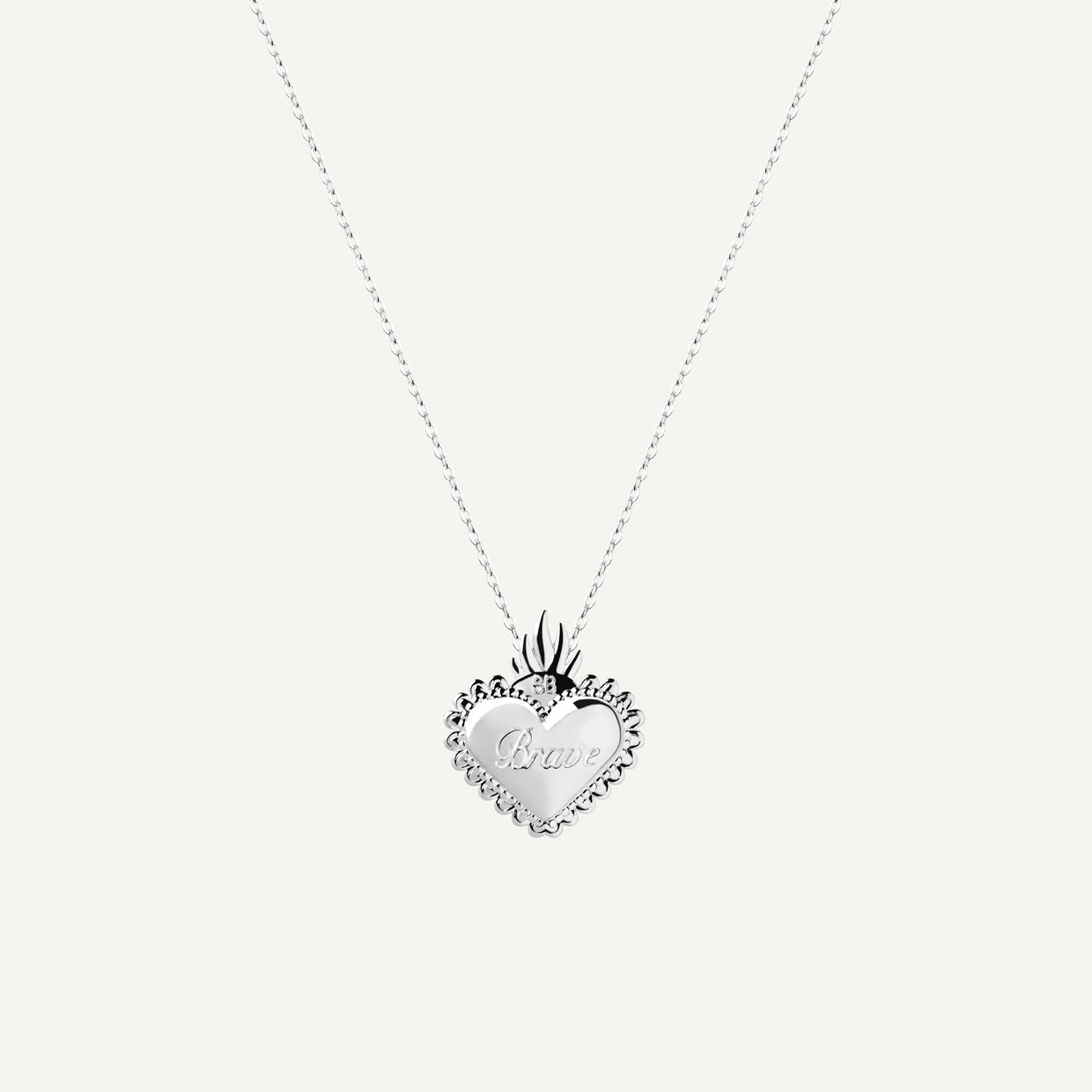 Collar Coraje Silver es una pieza realizada a mano con métodos de joyería tradicional en latón, chapada en plata 925 con una capa protectora que extiende la durabilidad del chapado.