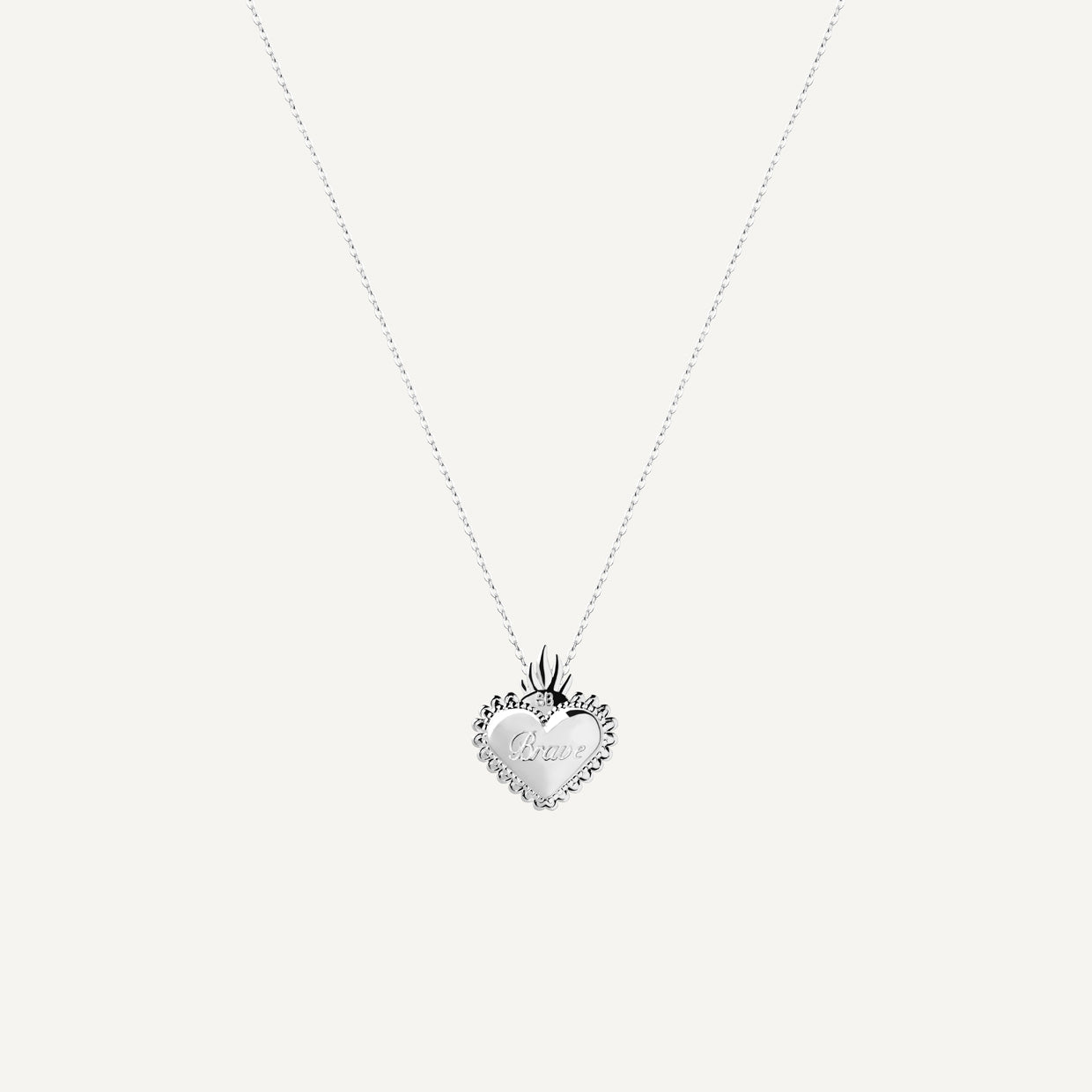 Collar Coraje Silver es una pieza realizada a mano con métodos de joyería tradicional en latón, chapada en plata 925 con una capa protectora que extiende la durabilidad del chapado.