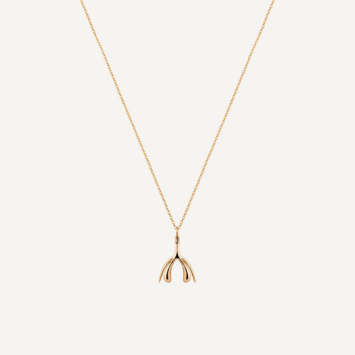 Collar Magic C Gold es una pieza realizada a mano con métodos de joyería tradicional en latón, chapada en oro de 24k con una capa protectora que extiende la durabilidad del chapado.