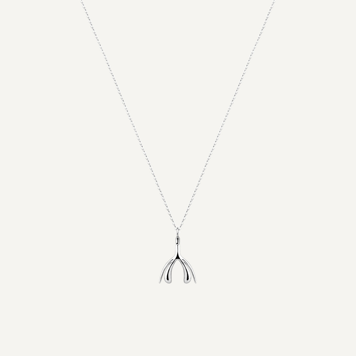 Collar Magic C Silver es una pieza realizada a mano con métodos de joyería tradicional en latón, chapada en plata 925 con una capa protectora que extiende la durabilidad del chapado.