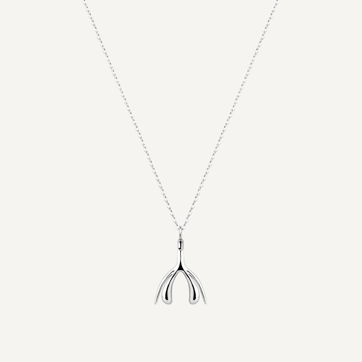 Collar Magic C Silver es una pieza realizada a mano con métodos de joyería tradicional en latón, chapada en plata 925 con una capa protectora que extiende la durabilidad del chapado.