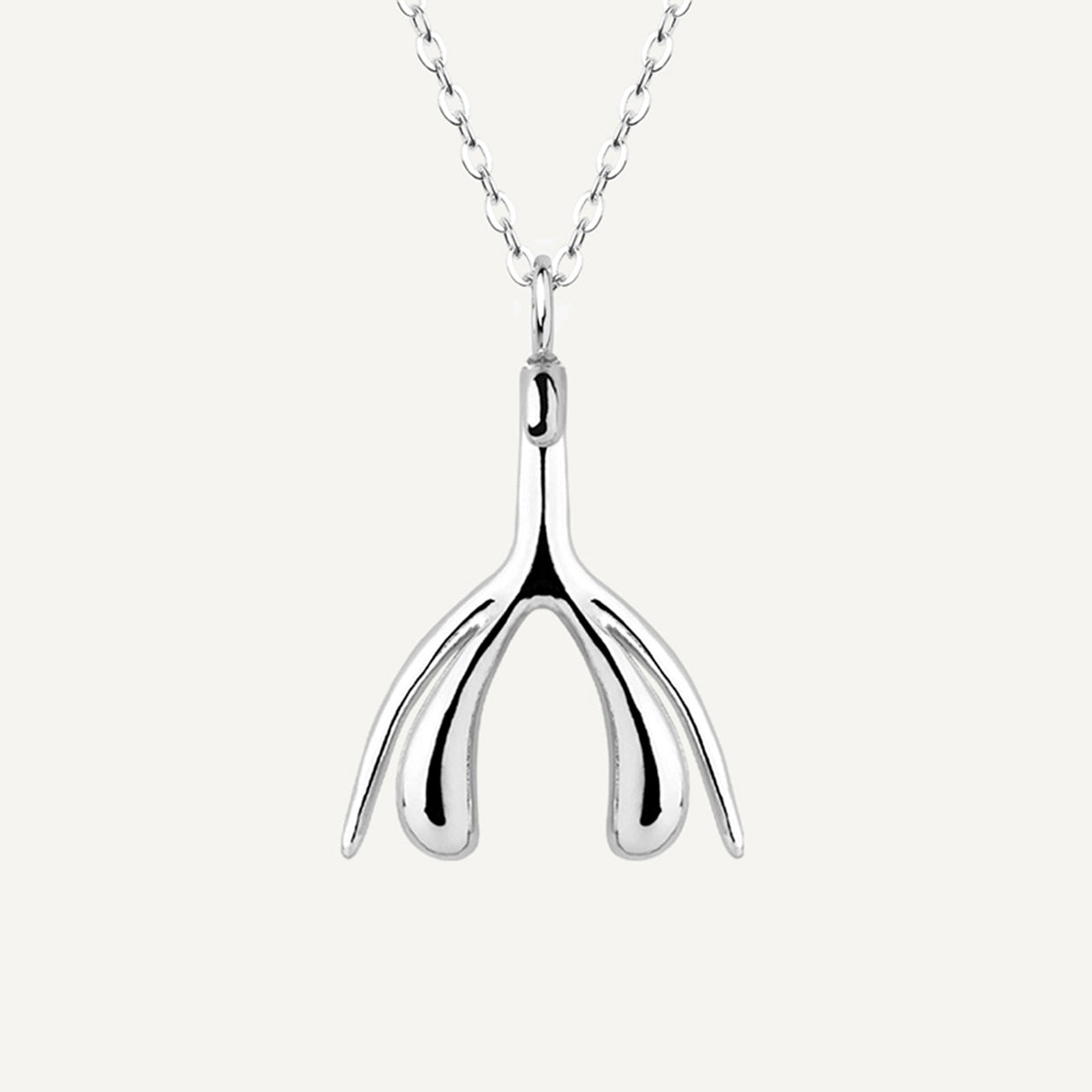 Collar Magic C Silver es una pieza realizada a mano con métodos de joyería tradicional en latón, chapada en plata 925 con una capa protectora que extiende la durabilidad del chapado.