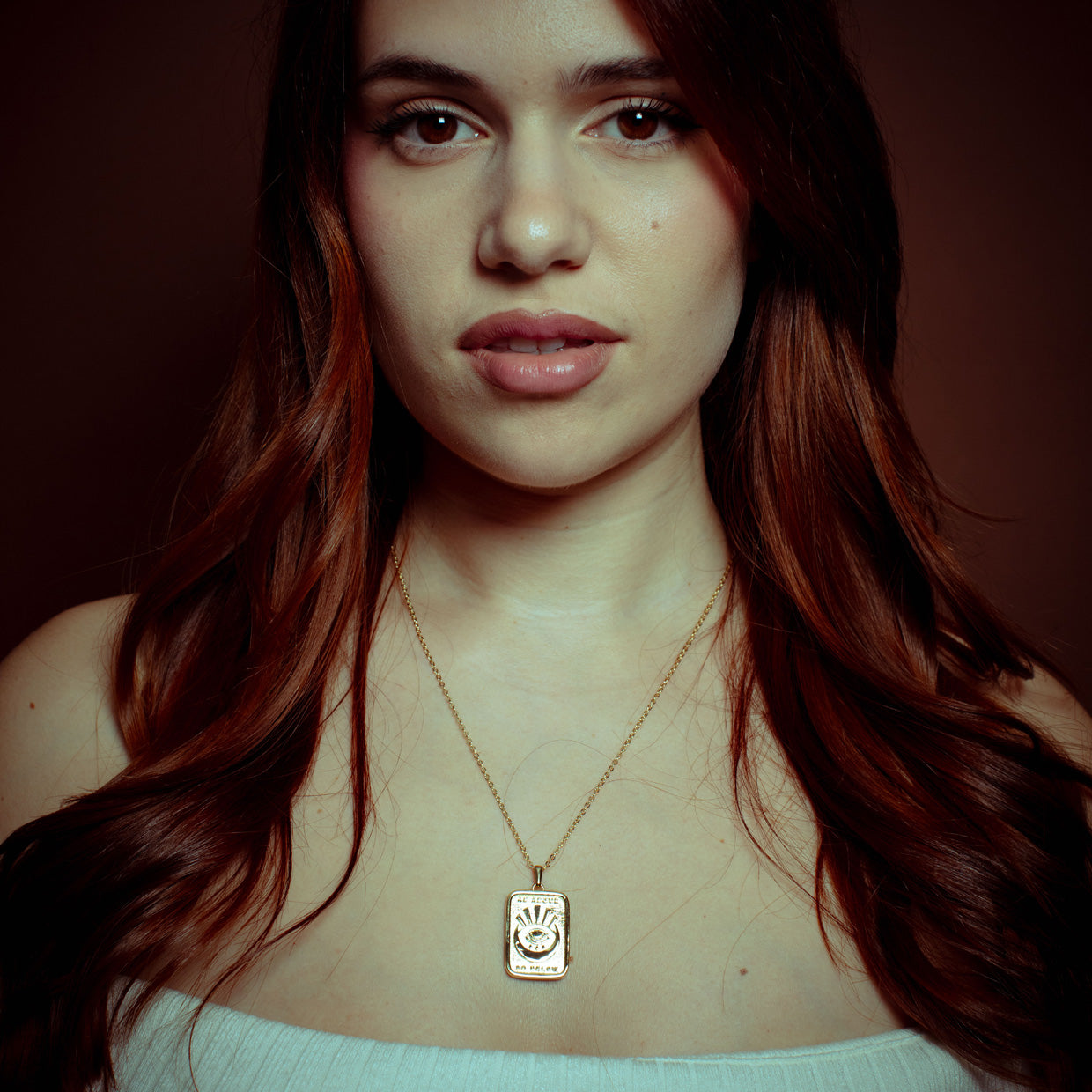Collar As above so below Gold es una pieza realizada a mano con métodos de joyería tradicional en latón, chapada en oro de 24k con una capa protectora que extiende la durabilidad del chapado.