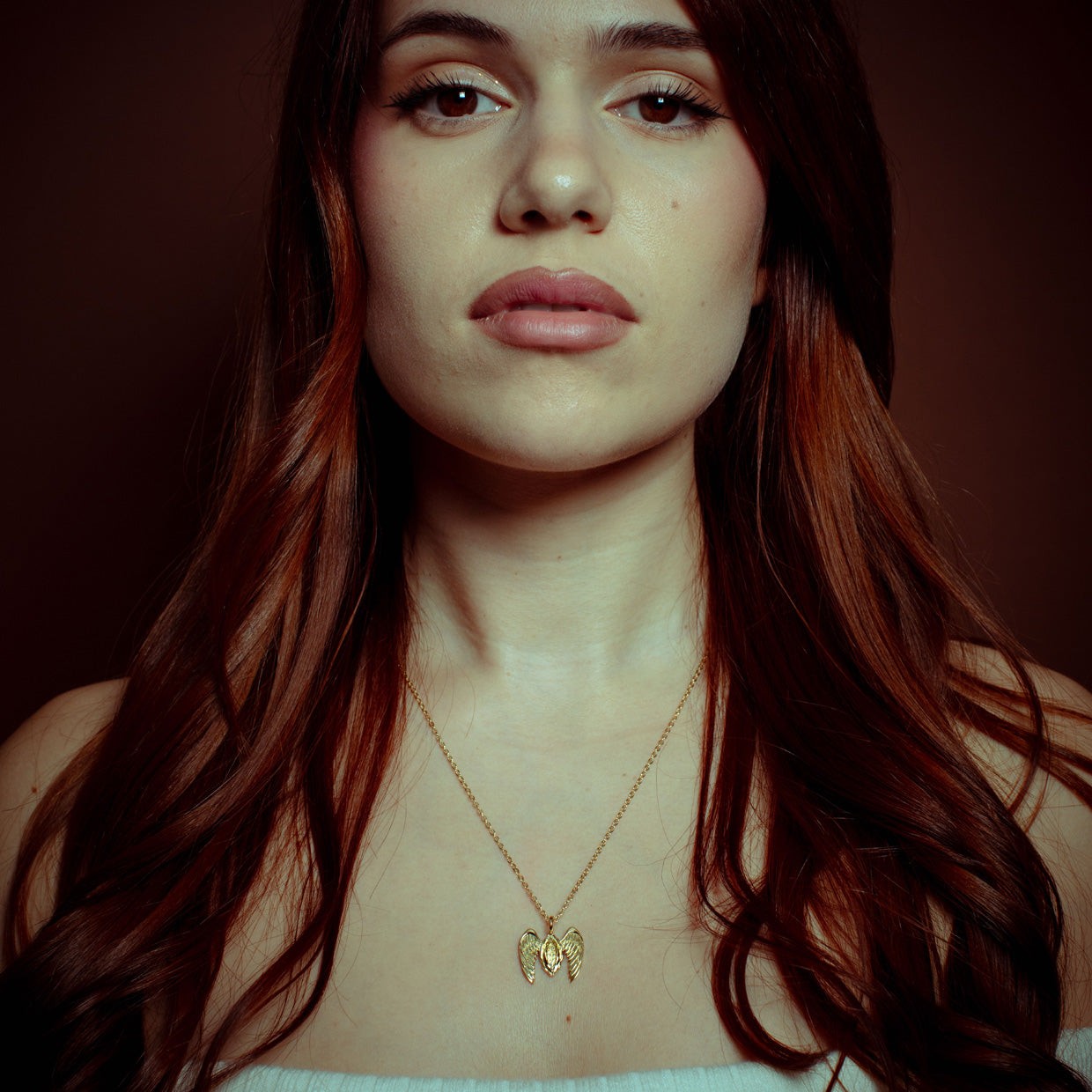 Collar Free V Gold es una pieza realizada a mano con métodos de joyería tradicional en latón, chapada en oro de 24k con una capa protectora que extiende la durabilidad del chapado.