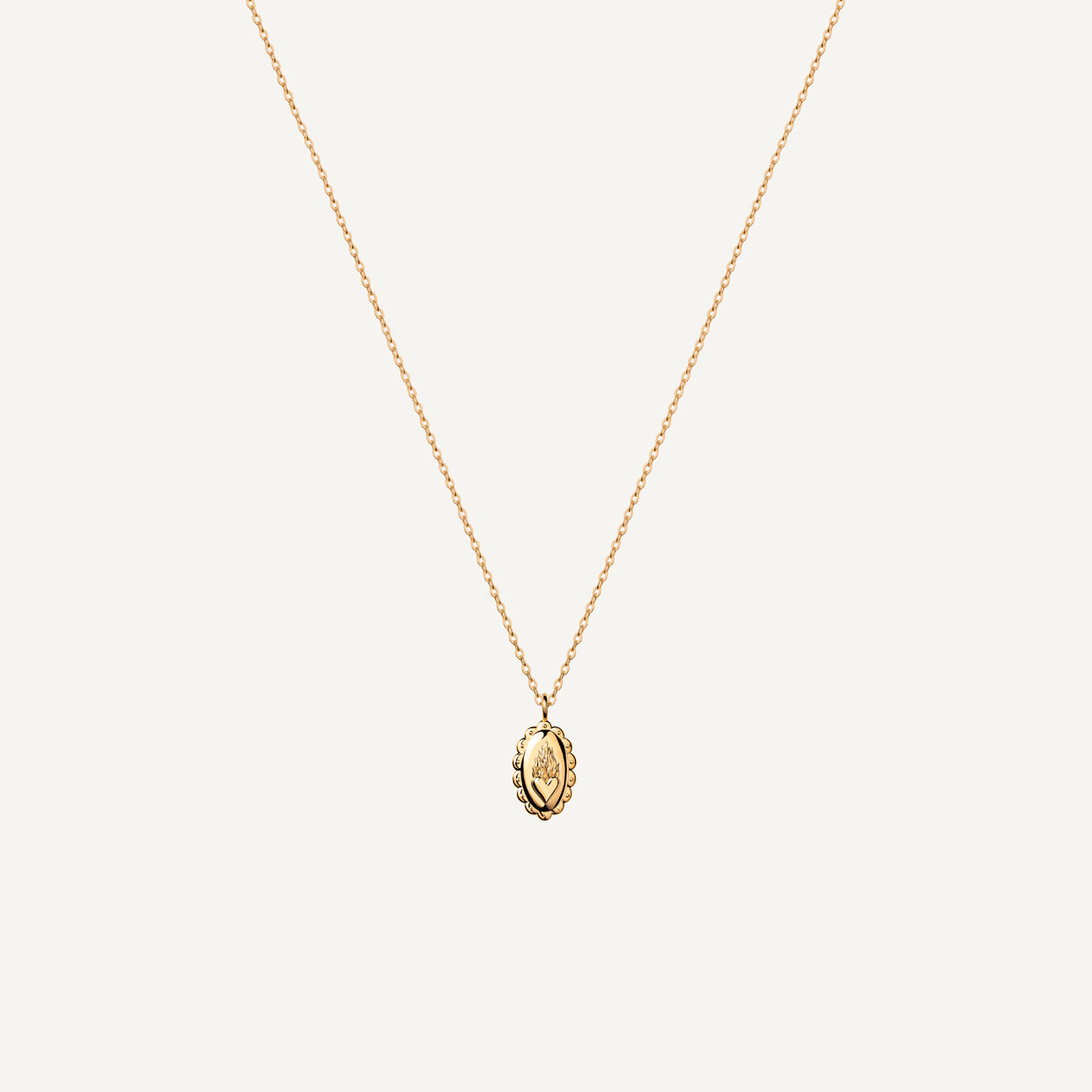 Collar Arde Gold es una pieza realizada a mano con métodos de joyería tradicional en latón, chapada en oro de 24k con una capa protectora que extiende la durabilidad del chapado.