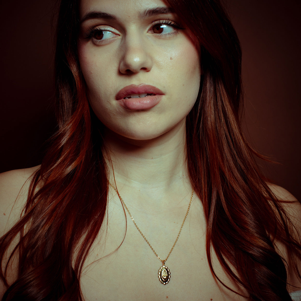 Collar Arde Gold es una pieza realizada a mano con métodos de joyería tradicional en latón, chapada en oro de 24k con una capa protectora que extiende la durabilidad del chapado.