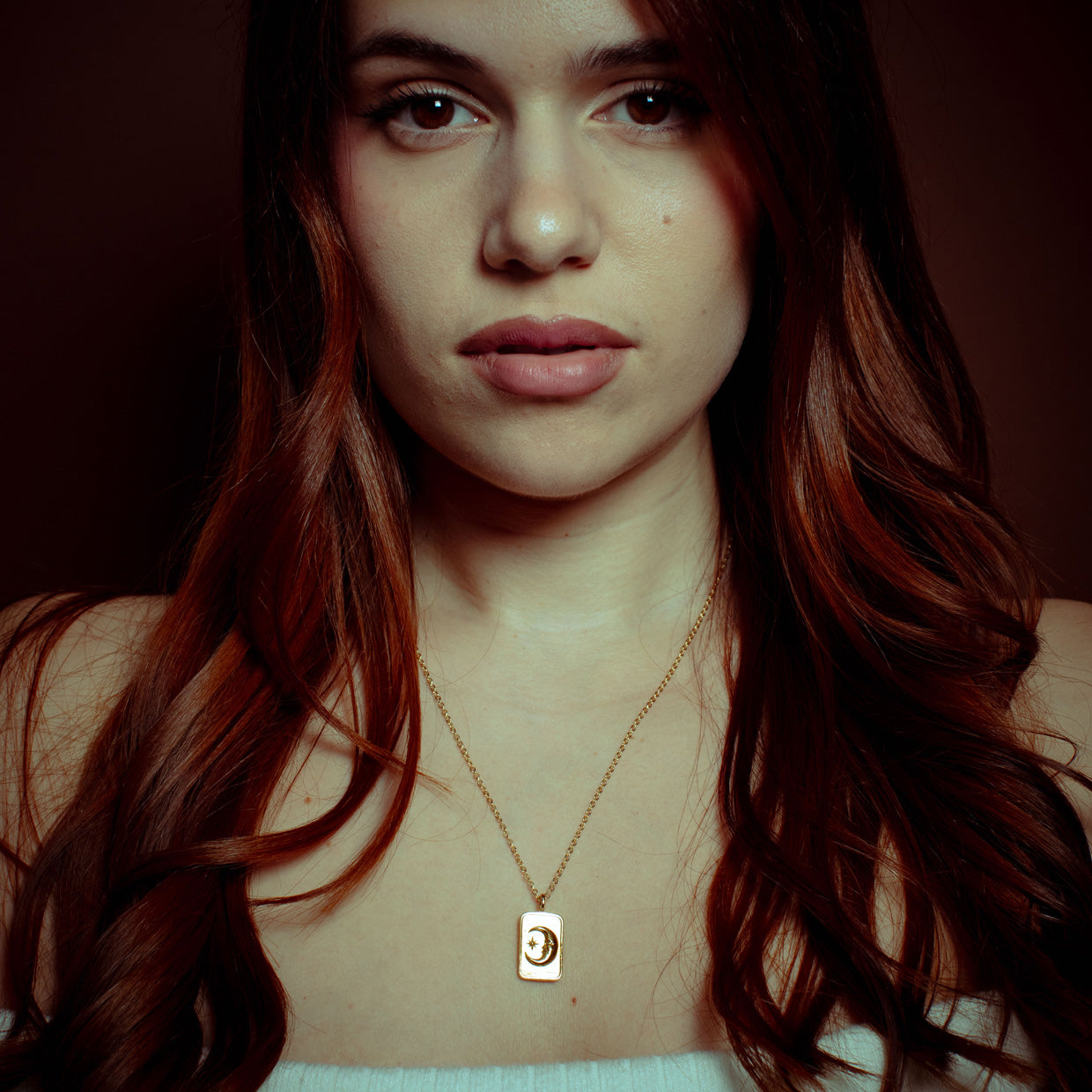 Collar Eclipse Gold es una pieza realizada a mano con métodos de joyería tradicional en latón, chapada en oro de 24k con una capa protectora que extiende la durabilidad del chapado.
¡Collar doble cara!