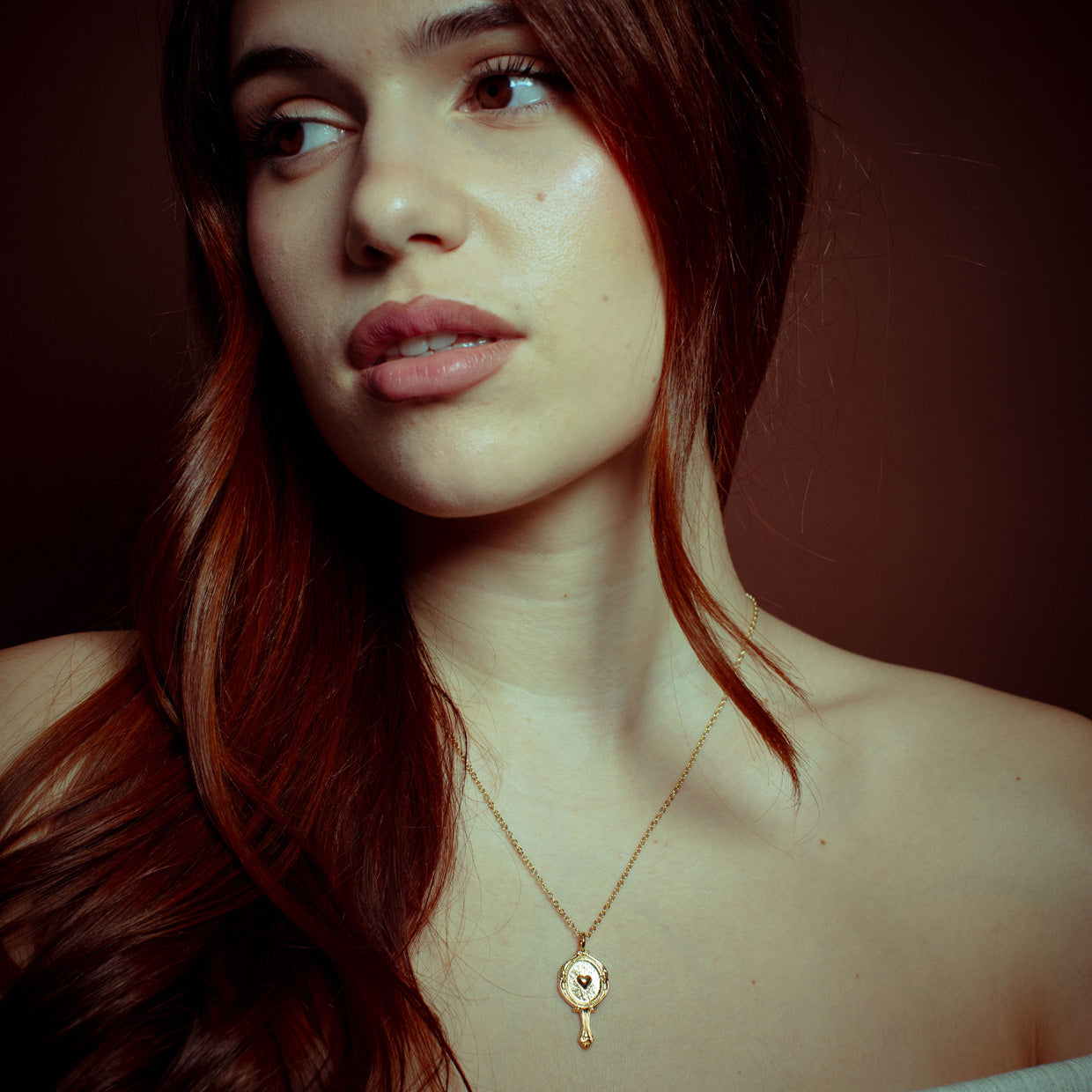 Collar Like Gold es una pieza realizada a mano con métodos de joyería tradicional en latón, chapada en oro de 24k con una capa protectora que extiende la durabilidad del chapado.