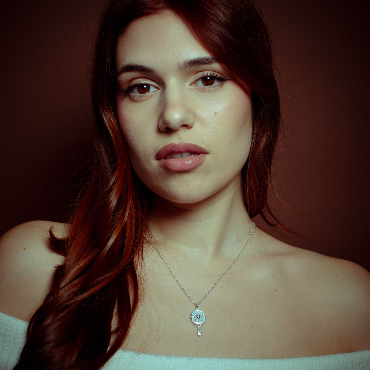 Collar Like Silver es una pieza realizada a mano con métodos de joyería tradicional en latón, chapada en plata 925& con una capa protectora que extiende la durabilidad del chapado.