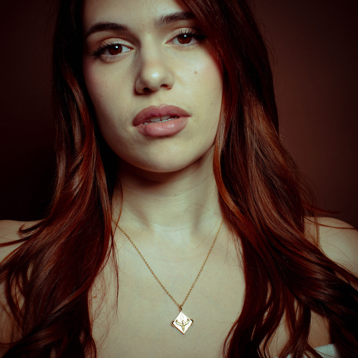 Collar Fenix Gold es una pieza realizada a mano con métodos de joyería tradicional en latón, chapada en oro de 24k con una capa protectora que extiende la durabilidad del chapado.