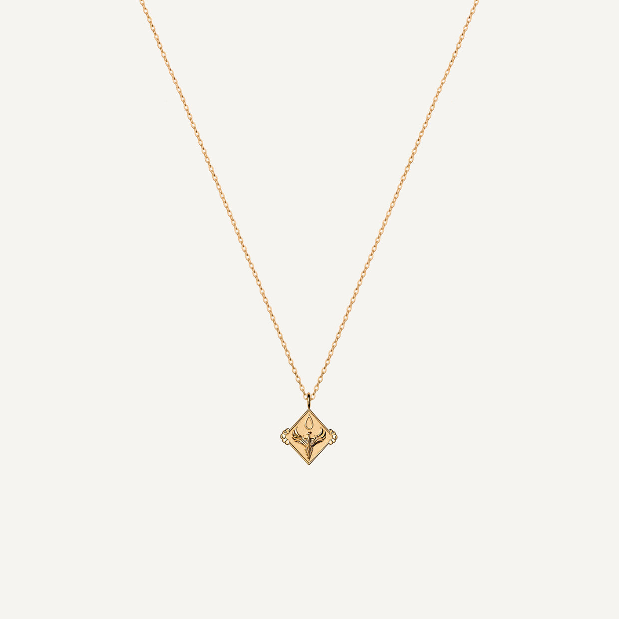 Collar Fenix Gold es una pieza realizada a mano con métodos de joyería tradicional en latón, chapada en oro de 24k con una capa protectora que extiende la durabilidad del chapado.