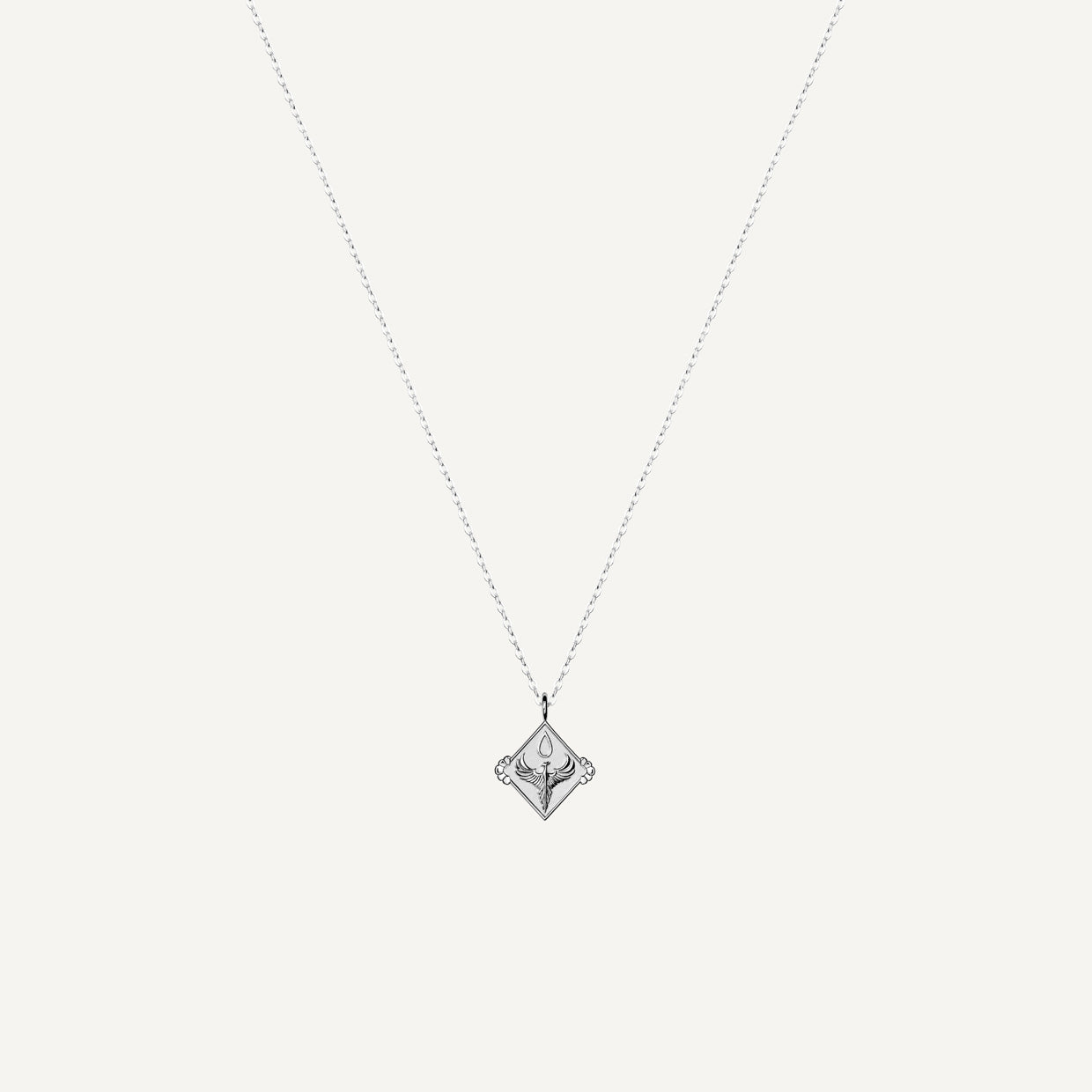 Collar Fenix Silver es una pieza realizada a mano con métodos de joyería tradicional en latón, chapada en plata 925 con una capa protectora que extiende la durabilidad del chapado.