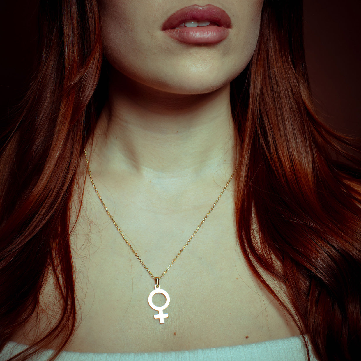Collar Girl Power Gold es una pieza realizada a mano con métodos de joyería tradicional en latón, chapada en oro 24k con una capa protectora que extiende la durabilidad del chapado.