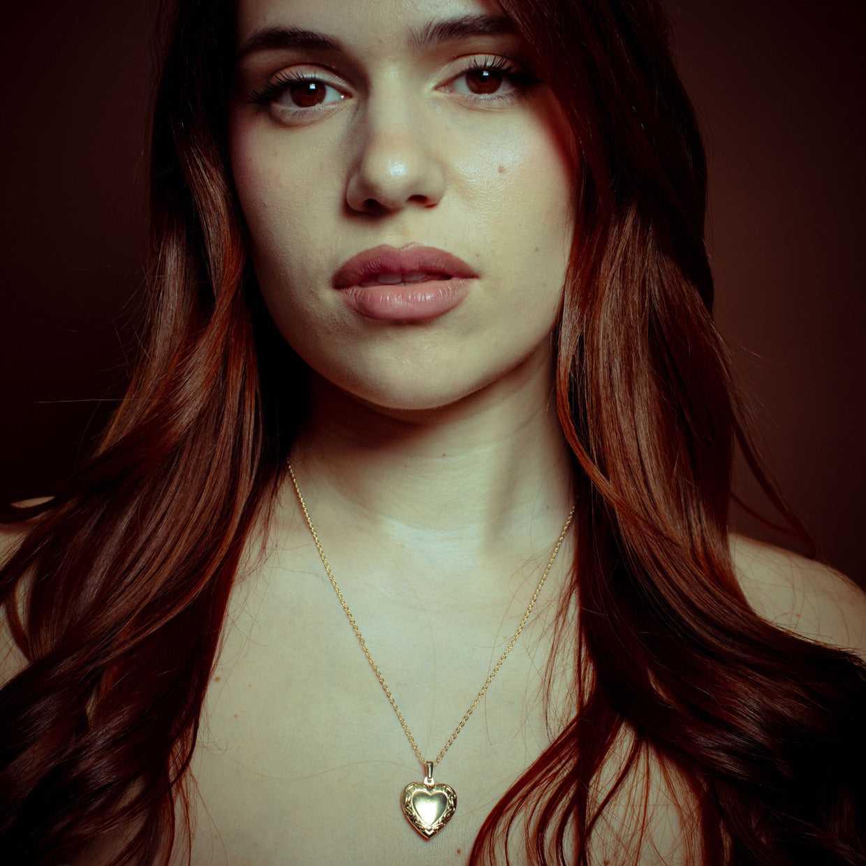 Collar Guardapelo Gold es una pieza realizada a mano con métodos de joyería tradicional en latón, chapada en oro de 24k con una capa protectora que extiende la durabilidad del chapado.