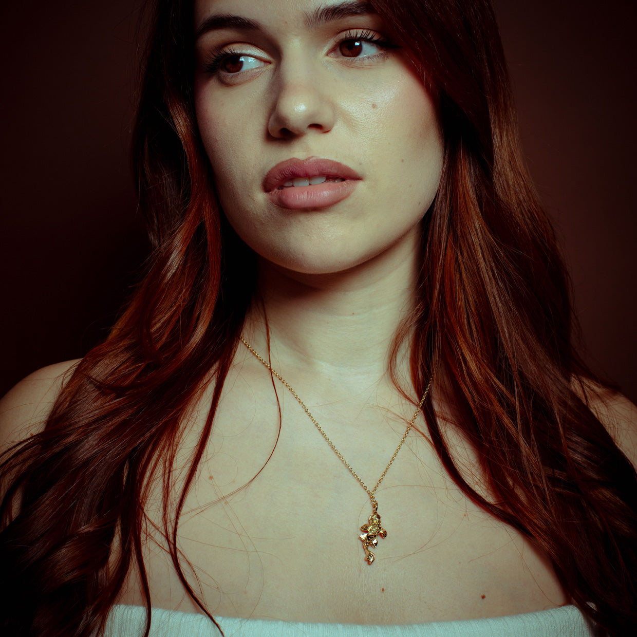 Collar Koi Gold es una pieza realizada a mano con métodos de joyería tradicional en latón, chapada en oro de 24k con una capa protectora que extiende la durabilidad del chapado.