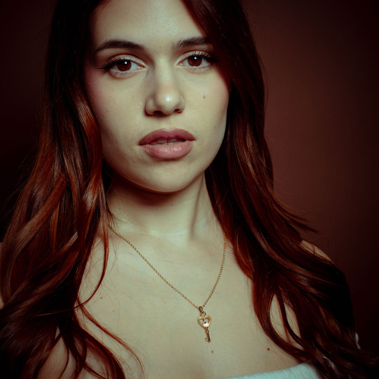 Collar Kingdom Fem Gold es una pieza realizada a mano con métodos de joyería tradicional en latón, chapada en oro de 24k con una capa protectora que extiende la durabilidad del chapado.