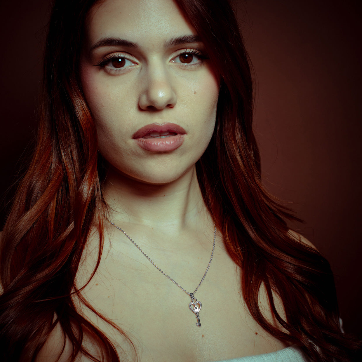 Collar Kingdom Fem Silver es una pieza realizada a mano con métodos de joyería tradicional en latón, chapada en plata 925 con una capa protectora que extiende la durabilidad del chapado.
