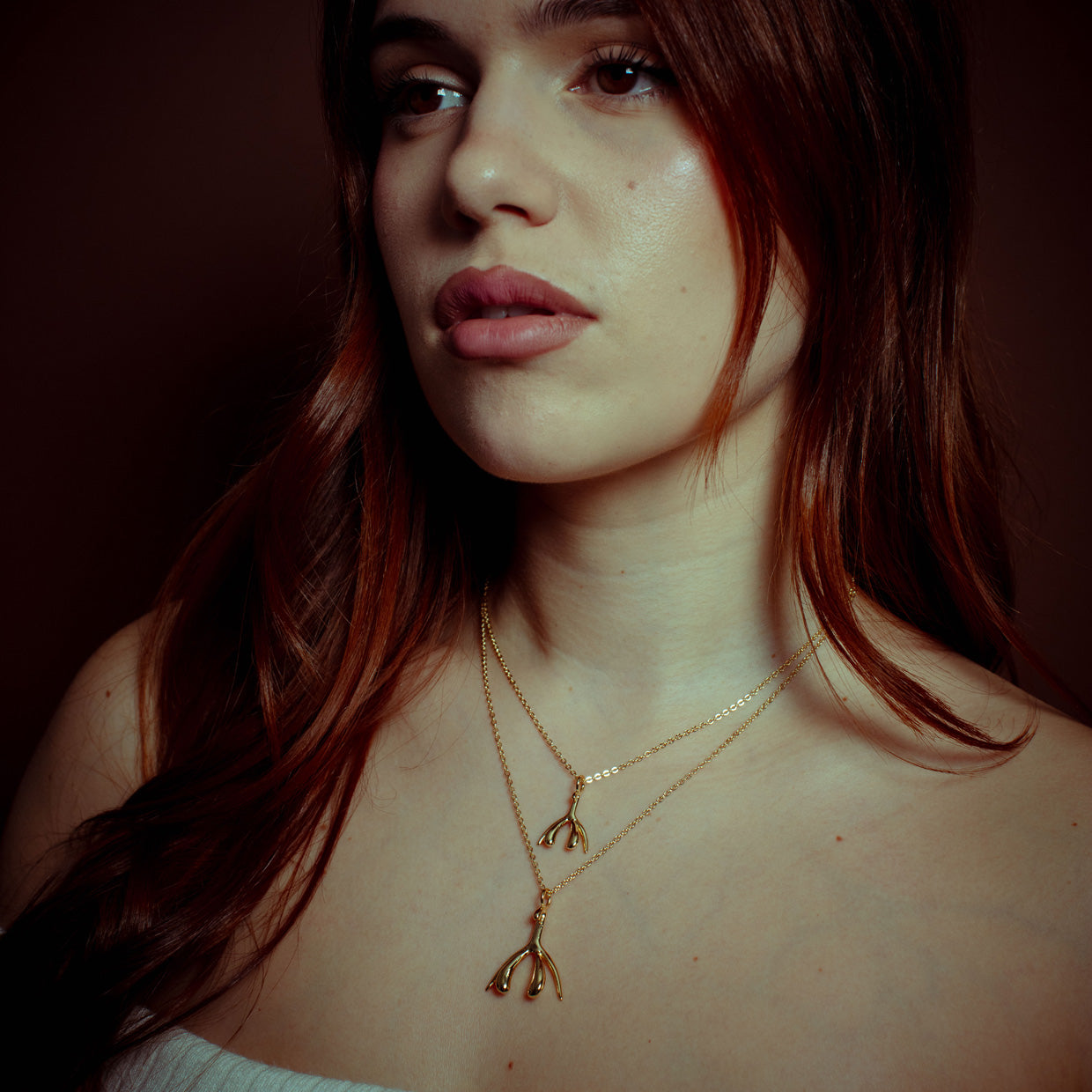 Collar Magic C Gold es una pieza realizada a mano con métodos de joyería tradicional en latón, chapada en oro de 24k con una capa protectora que extiende la durabilidad del chapado.